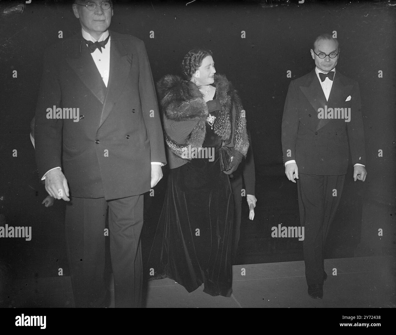 La reine assiste au concert Paul Nash. Un concert tenu à la Tate Gallery en mémoire du peintre britannique Paul Nash a été honoré ce soir (lundi) par la présence de sa Majesté la Reine. Mercredi 154 des huiles et aquarelles de Nash seront exposées au public à la Tate, où l'exposition suit celles des œuvres de Van Gogh et Chagall. Sa Majesté a une des huiles de Paul Nash dans sa collection privée. Spectacles de photos : sa Majesté la Reine, accompagnée de M. John Rothenstein, directeur de la Tate Gallery, arrive ce soir pour le concert de Paul Nash. 15 mars 1948. Banque D'Images