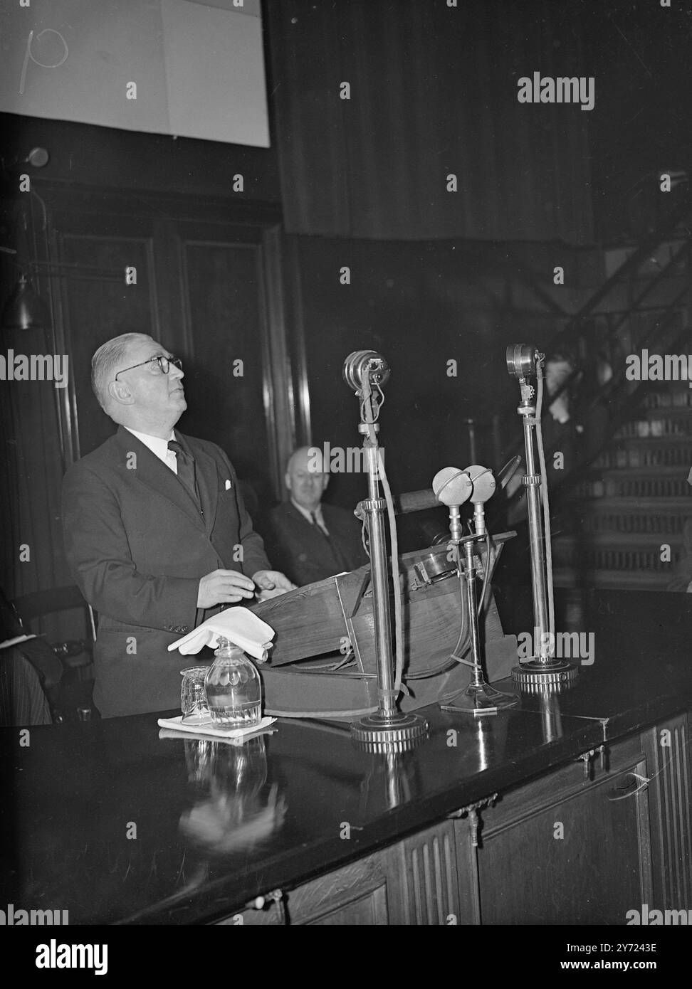 F.B.I honore les lauréats du Prix Nobel. Deux scientifiques britanniques qui ont reçu le prix Nobel en 1947 ont été honorés par la Fédération des industries britanniques à la Royal institution, rue Albemarle, Londres, aujourd'hui (vendredi). Sir Robert Robinson, ma, DSC, Lld Président de la Royal Society, lauréat du prix Nobel de chimie, a parlé de «la portée de la chimie organique», et Sir Edward Appleton, GBE, KCB, ma DSO, Ll. D. F.R.S, secrétaire du Département de la recherche scientifique et industrielle, a parlé de "le scientifique dans l'industrie". Cette fonction devait être suivie d'une réception et d'un dîner dans les deux SCI Banque D'Images