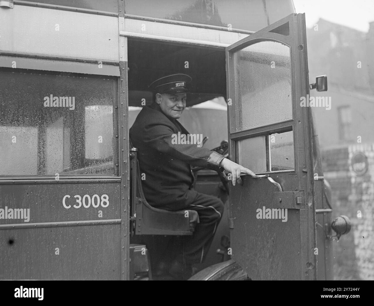 Au niveau de la roue du raccord. Avec l'élection de l'E. E Fryer - chauffeur de bus de Bristol jusqu'au poste de président du syndicat géant des transports et des travailleurs généraux lors de leur récente réunion d'excision, M. Fryer sera au « siège de conduite » d'une « machine » plus puissante que toutes celles qu'il conduit pour la Bristol tramways Company. Il a été représentant territorial de la région du Sud-Ouest au Conseil exécutif de l'Union pendant quelques années. 24 mars 1948. Banque D'Images