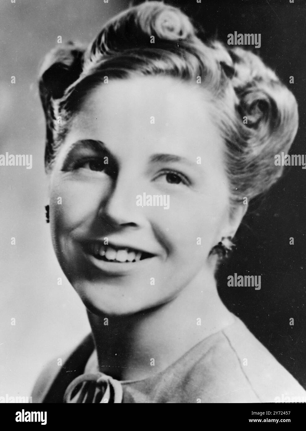 Un visiteur bienvenu sur ces rives doit arriver à Southampton en hydravion B.O.A.C le 13 avril. Elle est Miss Mary Wooten, de Christchurch, Nouvelle-Zélande, élue Miss Nouvelle-Zélande par la branche Wellington de la Royal Society of St George. Le concours « Miss Nouvelle-Zélande » pour la fille idéale pour représenter le Dominion à l'étranger a recueilli plus de 14 000 £ pour des colis alimentaires en Angleterre. 2 avril 1948 Banque D'Images Un visiteur bienvenu sur ces rives doit arriver à Southampton en hydravion B.O.A.C le 13 avril. Elle est Miss Mary Wooten, de Christchurch, Nouvelle-Zélande, élue Miss Nouvelle-Zélande par la branche Wellington de la Royal Society of St George. Le concours « Miss Nouvelle-Zélande » pour la fille idéale pour représenter le Dominion à l'étranger a recueilli plus de 14 000 £ pour des colis alimentaires en Angleterre. 2 avril 1948 Banque D'Images