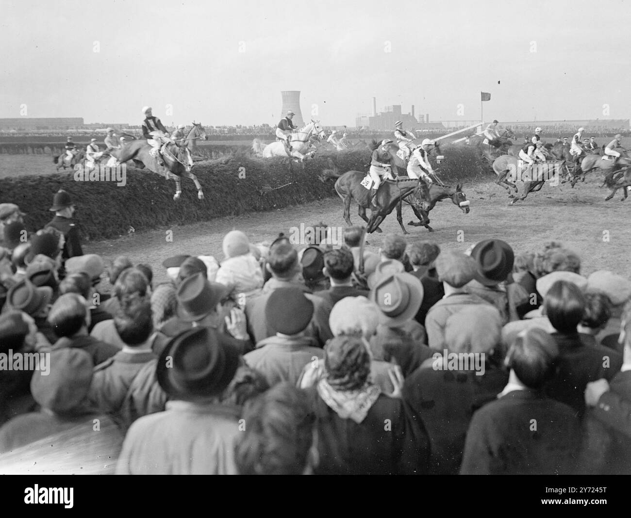 Aintree Honours pour Sheila's Cottage. Jument de M. J. Proctor, Sheila's Cottage, monté par l'Irlandais né A. P Thomson, est entrée dans l'histoire de la course à Aintree aujourd'hui (samedi) quand, dans un peloton de 43 coureurs, elle a remporté le Grand National par une longueur de la première des Dandies de Major d Vaughan (J.Brogan). C'était la première fois depuis 1902 que le grand steeple était gagné par une jument. Lord Mildmay, sur son propre Cromwell, fut malheureux une fois de plus. Il ne pouvait atteindre que la troisième place. Prix weer 50-1, 25-1, 33-1. 20 mars 1948. Banque D'Images