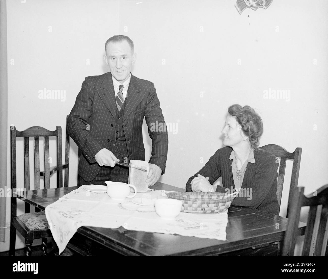 Officier de la prison pour combattre la décision de la cour martiale. Libéré de Dartmoor aujourd'hui (lundi) après l'achèvement d'une peine de deux ans par une cour martiale de l'armée à Rome qui l'a reconnu coupable de fraude et de corruption était 49 ans ex-capitaine L. G. Price, de Tavistock, Devon. À la suite de la décision du Lord Chief Justice dans l'affaire Boydell selon laquelle l'armée n'a plus d'autorité sur un homme démobilisé, la femme de M. Price a demandé sa libération et le War Office a entrepris d'examiner l'affaire. M. Price clame un procès illégal pour une infraction qu'il dit n'avoir jamais commise, et il a l'intention de se battre pour prouver que je suis Banque D'Images