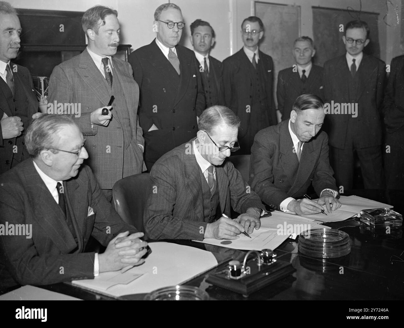 Accord anglo-néerlandais signé aujourd'hui. En vertu d'un accord de transport maritime, signé à Londres aujourd'hui, (mardi), H.. M le gouvernement doit verser environ 5 000 000 £ au gouvernement royal néerlandais en règlement de la plupart des réclamations en suspens découlant de l'emploi de navires néerlandais affrétés pendant la guerre. L'accord a été signé dans les bureaux du Ministère des transports. L'image montre: "Accord conclu" - à la signature de l'accord d'expédition aujourd'hui sont de gauche à droite:- H. E Jonkheer E.F.M Michiels Van Verduynen, Ambassadeur des pays-Bas ; RT Hon Alfred Barnes, Ministre o Banque D'Images