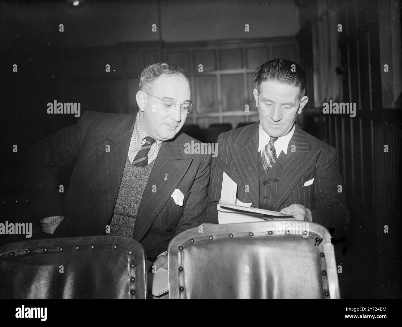 Les hommes qui donnent des ordres aux boxeurs les plus coriaces de Grande-Bretagne, se sont réunis aujourd'hui (vendredi) à Caxton Hall, Londres, lors de l'Assemblée générale annuelle du conseil de contrôle de boxe britannique. La réunion est le premier rassemblement de membres de BB BC depuis la guerre, et devrait produire des sparring verbaux. Norman Dickson, (à gauche) et Peter Muir, arbitres de boxe bien connus, représentant la région écossaise, photographiés lors de la réunion d'aujourd'hui au Caxton Hall, Londres. 2 avril 1948 Banque D'Images