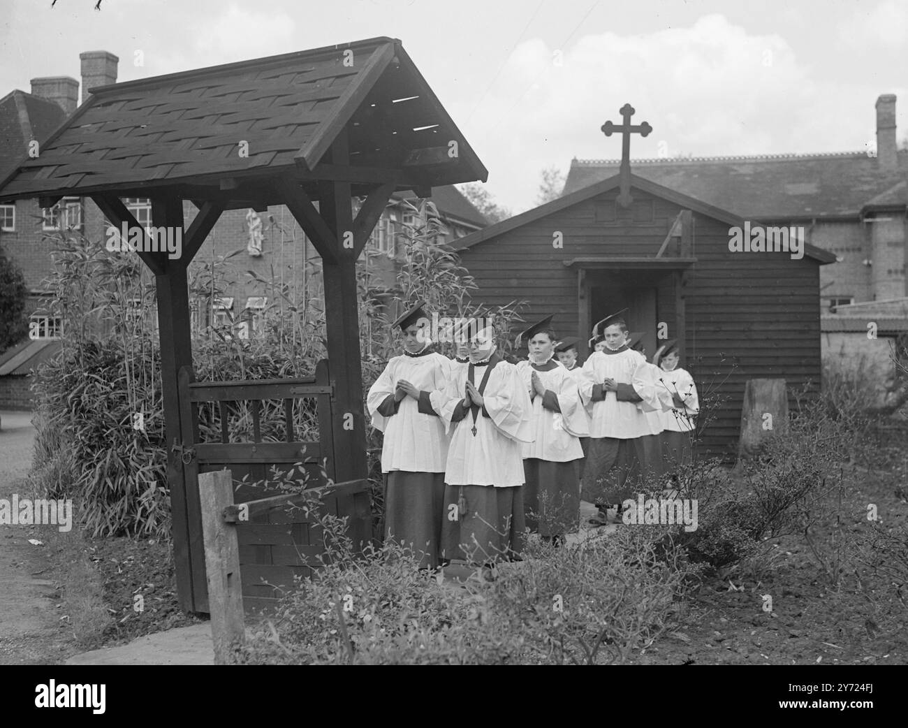 Spectacles de photos : garçons de chœur de la St Mary of the Angels Song Schoo, pratique pour un voyage de chant en Australie, à Addlestone, Surrey. Les garçons portent un « uniforme chantant » de blouse bleu ciel et leurs motorboards ont des pompons bleu ciel. 8 avril 1948. Banque D'Images