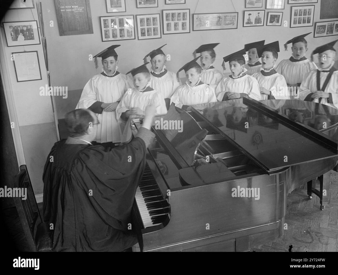 Les garçons de chœur de la St Mary of the Angels Song Schoo, pratiquent pour un voyage de chant en Australie, à Addlestone, Surrey. 8 avril 1948. Banque D'Images