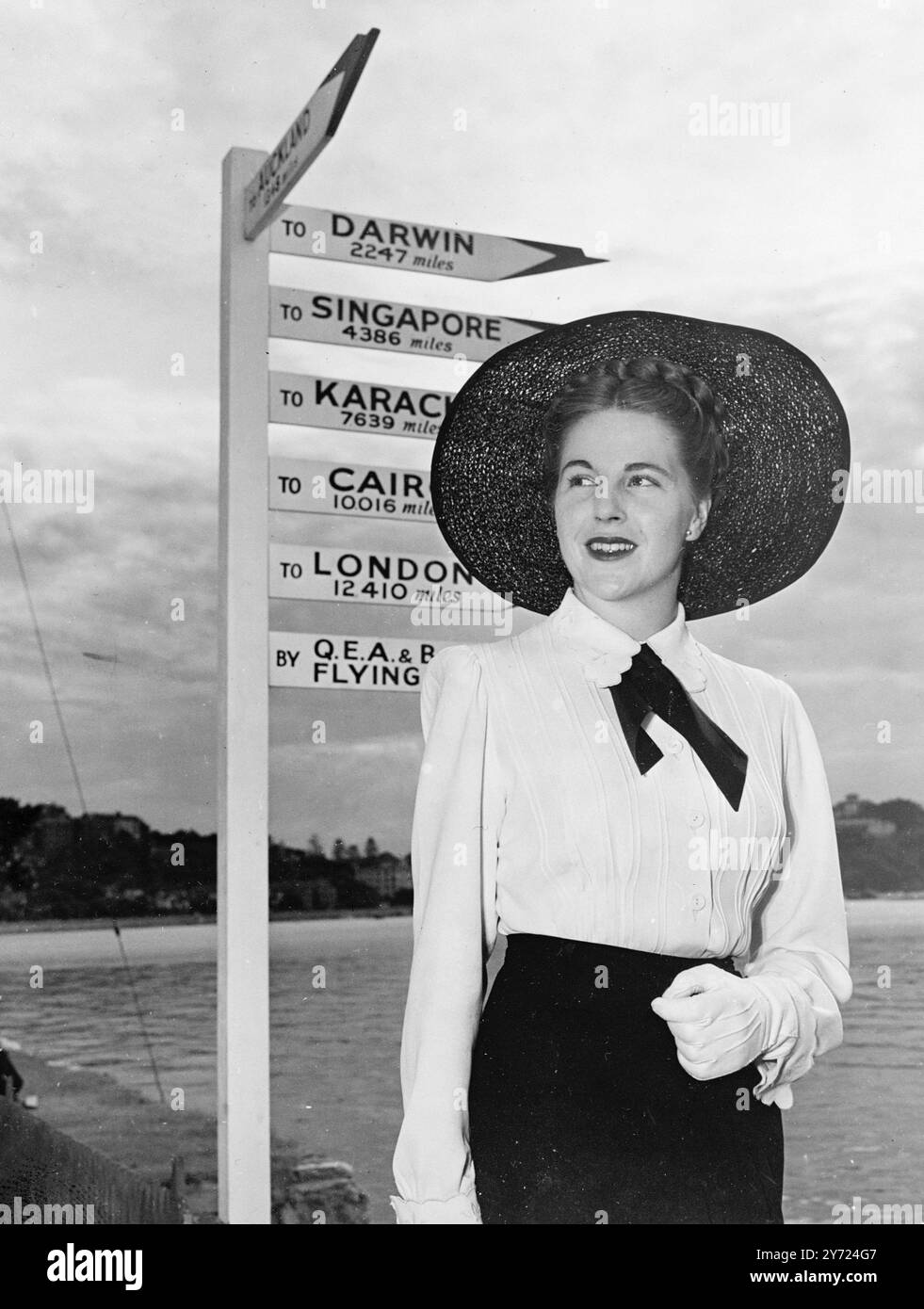 Un visiteur bienvenu sur ces rives doit arriver à Southampton en hydravion B.O.A.C le 13 avril. Elle est Miss Mary Wooten, de Christchurch, Nouvelle-Zélande, élue Miss Nouvelle-Zélande par la branche Wellington de la Royal Society of St George. Le concours « Miss Nouvelle-Zélande » pour la fille idéale pour représenter le Dominion à l'étranger a recueilli plus de 14 000 £ pour des colis alimentaires en Angleterre. 2 avril 1948 Banque D'Images Un visiteur bienvenu sur ces rives doit arriver à Southampton en hydravion B.O.A.C le 13 avril. Elle est Miss Mary Wooten, de Christchurch, Nouvelle-Zélande, élue Miss Nouvelle-Zélande par la branche Wellington de la Royal Society of St George. Le concours « Miss Nouvelle-Zélande » pour la fille idéale pour représenter le Dominion à l'étranger a recueilli plus de 14 000 £ pour des colis alimentaires en Angleterre. 2 avril 1948 Banque D'Images