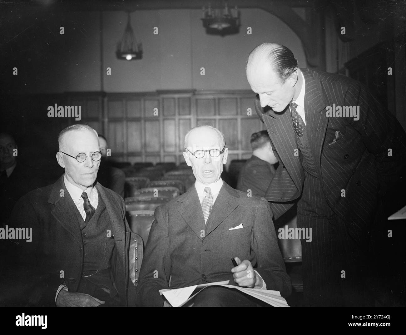 Les hommes qui donnent des ordres aux boxeurs les plus coriaces de Grande-Bretagne, se sont réunis aujourd'hui (vendredi) à Caxton Hall, Londres, lors de l'Assemblée générale annuelle du conseil de contrôle de boxe britannique. La réunion est le premier rassemblement de membres de BB BC depuis la guerre, et devrait produire des sparring verbaux. Images : de gauche à droite-Col RE Middleton, président du BB Be C discute avec H. A de C Pereira et J. O Fane, commissaires du conseil d'administration à la réunion d'aujourd'hui. 2 avril 1948 Banque D'Images