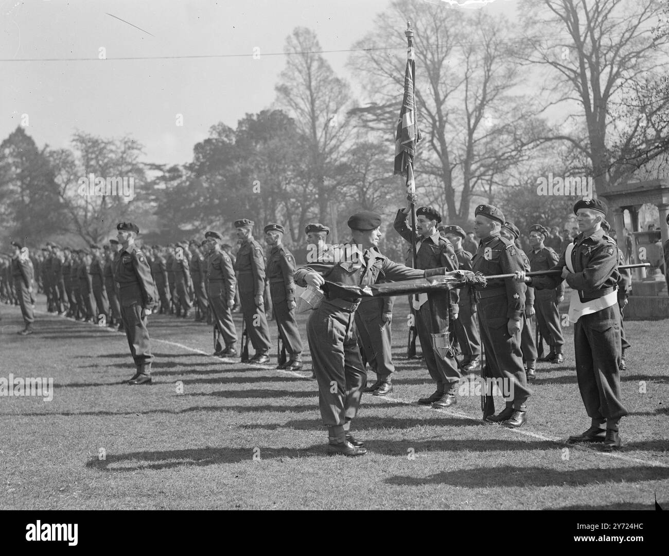 La liberté de la ville a été conférée à Bath, hier (samedi), au Somerset Light Infantry, (Prince Albert's). Des détachements des différents bataillons, dont les 1er bataillons, les dernières troupes britanniques à quitter l'Inde arrivées en Angleterre il y a quinze jours, ont participé à la cérémonie au Royal Victoria Park, le mayer, Alderman S. Day dit que le régiment a gagné la plus haute distinction que le conseil peut accorder. - - Photos : les couleurs du 4e bataillon, Somerset Light Infantry, ne sont pas estompées, lors des cérémonies de la liberté de la ville à Bath. Le régiment peut maintenant voler ses couleurs Banque D'Images