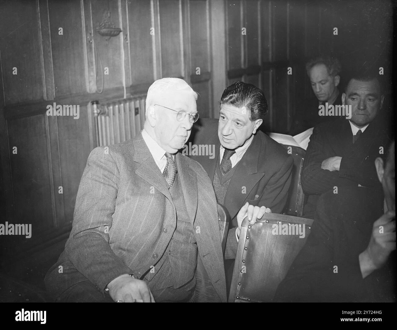 Les hommes qui donnent des ordres aux boxeurs les plus coriaces de Grande-Bretagne, se sont réunis aujourd'hui (vendredi) à Caxton Hall, Londres, lors de l'Assemblée générale annuelle du conseil de contrôle de boxe britannique. La réunion est le premier rassemblement de membres de BB BC depuis la guerre, et devrait produire des sparring verbaux. Photos : M. Alexander Dalzell, OBE, JP (à gauche), président de la région d'Irlande du Nord et Tony Vairo de Liverpool lors de la réunion d'aujourd'hui. 2 avril 1948 Banque D'Images