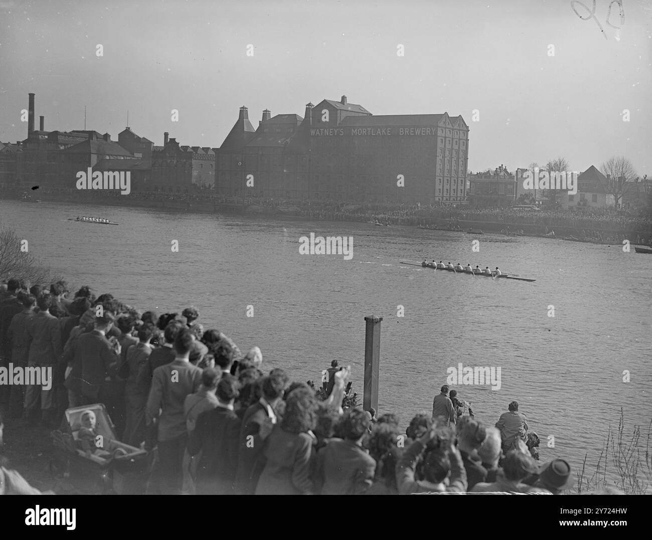Des foules de vacances de Pâques ont aligné le parcours Putney to Mortlake aujourd'hui (samedi), pour assister au plus grand spectacle gratuit de Londres, la 94e course inter-universitaire de bateaux entre Oxford et Cambridge. L'image montre: "Cinq longueurs devant" - le blues léger victorieux passe la ligne d'arrivée cinq longueurs devant l'Oxford Crew fatigué, pour gagner en un temps record, aujourd'hui, samedi. 27 mars 1948 Banque D'Images