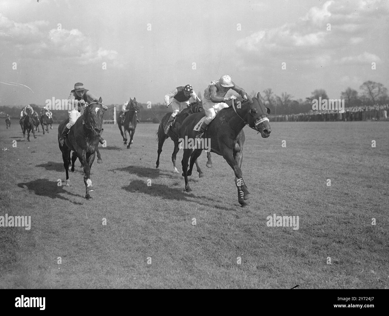 Kings jockey W. Carr monte Hal O'the Wynd vers une victoire palpitante dans le handicap de Lonsdale, grande course de la carte de cet après-midi à Sandown Park (samedi). 2e, à gauche, est Blue Baron, monté par l'apprenti E. Pearce, avec Moidore (T.. Hawcroft) 3ème, avec un chapeau à pois. 3 avril 1948 Banque D'Images