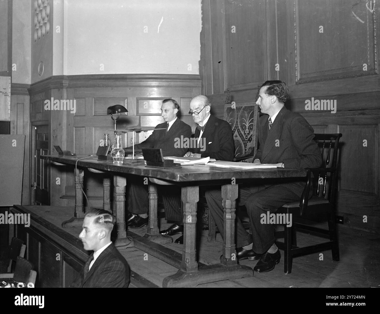 L'enquête officielle du ministère de l'Aviation civile sur la perte de l'avion Star Tiger a été ouverte en tant que tribunal public au Hoare Memorial Hall, Westminster S. W, aujourd'hui (lundi) montre des images : de gauche à droite:- Prof A. A Hall, MC. ; The RT. L'honorable Lord MacMillian, chargé de l'enquête ; et le Capitaine J.W.G. James, Chariman de la British Airline Pilots Association à l'ouverture de l'enquête, aujourd'hui (lundi). 12 avril 1948. Banque D'Images