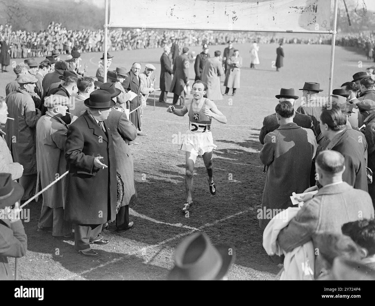 Angleterre (114) points) ont été une mauvaise 3ème 2 Belgique (46) et France (47) dans la course internationale de cross country à Redding cet après-midi (samedi). J. DOMS (Belgique) a été le premier homme à rentrer en 54 minutes 5,4 secondes, et le premier représentant de l'Angleterre à terminer a été E donner (55 minutes 17 secondes) Sydney Wooderson, qui a bien couru au début de la course est tombé plus tard pour terminer 14e en 55 minutes 50 secondes. Images montrent : le gagnant J. DOMS (Belgique) franchit la ligne d'arrivée pour remporter l'union internationale de cross-country à Redding aujourd'hui. 5 avril 1948 Banque D'Images