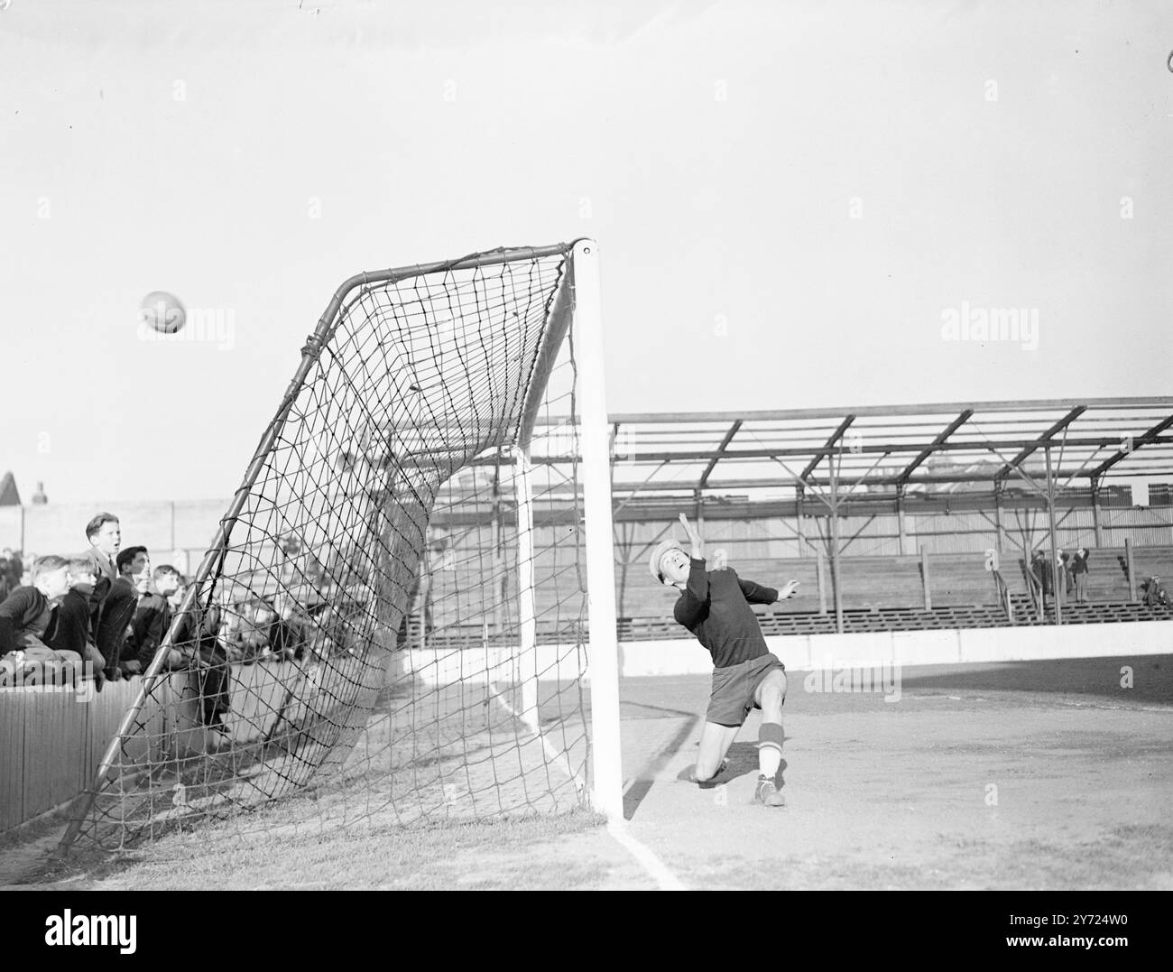 Équipes de Belgique, Italie, Autriche, Hollande, Irlande, L'Angleterre, le pays de Galles et l'Irlande du Nord participent au tournoi international de la jeunesse de trois jours, qui a débuté sur quatre terrains de clubs professionnels de Londres aujourd'hui (jeudi). Demain, les gagnants des jeux d'aujourd'hui seront jumelés avec les gagnants et les gagnants et les perdants avec les perdants. Quatre heures de football à White hart Lane (Tottenham hotspurs Ground) samedi verront la finale, le match entre le demi-finaliste perdant et le match entre les vainqueurs des matchs entre les perdants du premier tour. Ce soir à West Ham, l'Italie a été jumelée avec l'Autriche. Pic Banque D'Images