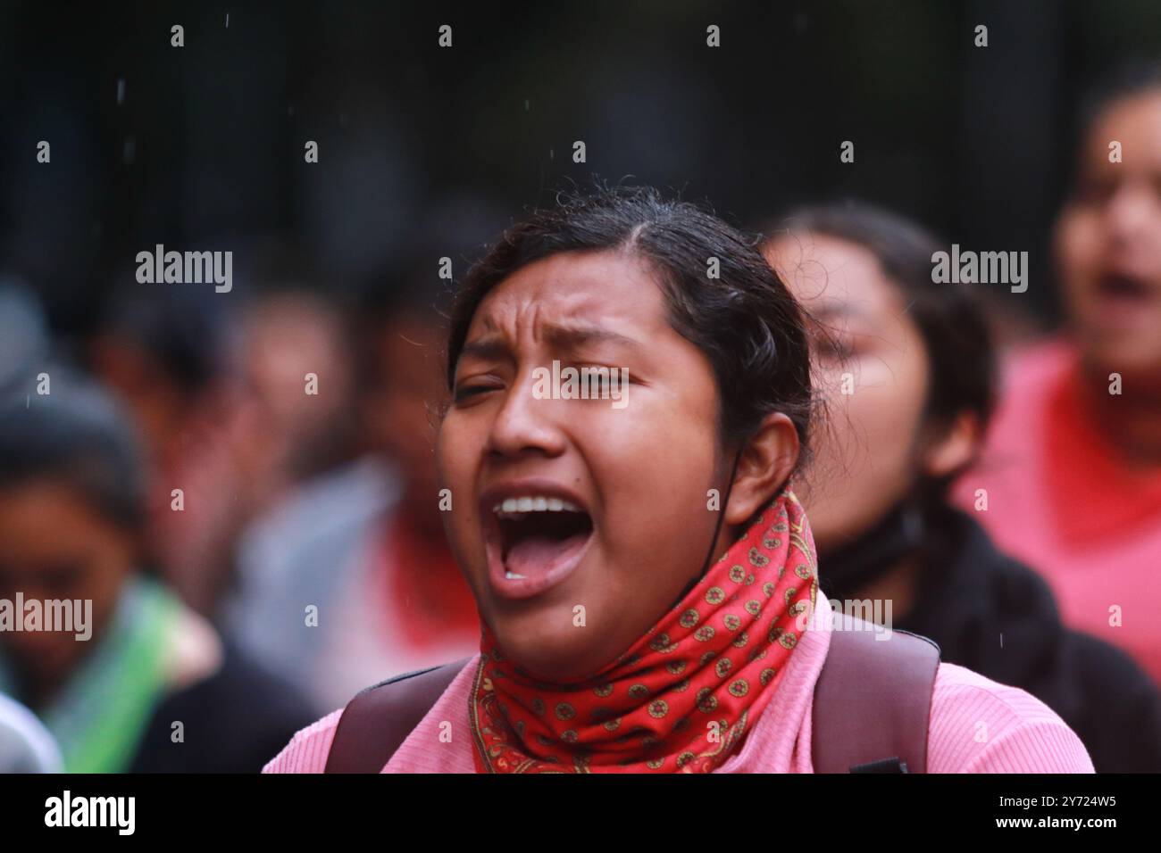 Mexico, Mexique. 27 septembre 2024. Un étudiant rural participant à une manifestation pour soutenir les parents des étudiants ruraux victimes pour réclamer justice lors du 10ème anniversaire de la disparition forcée des 43 élèves de l'école rurale normale 'Raul Isidro Burgos' d'Ayotzinapa, en 2014 à Iguala, Guerrero. Le 26 septembre 2024 à Mexico, Mexique. (Photo de Carlos Santiago/ crédit : Eyepix Group/Alamy Live News Banque D'Images