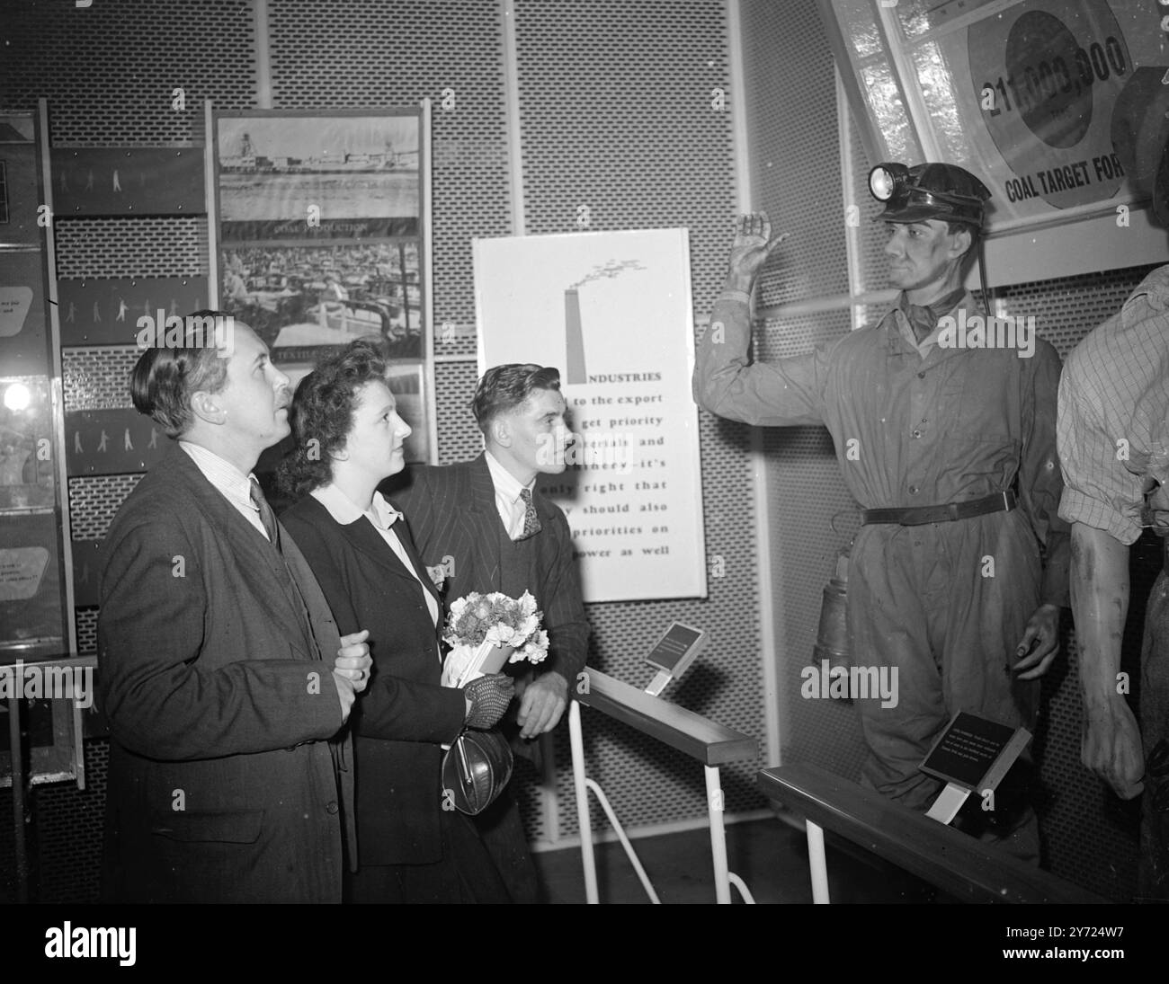 Harold Wilson, président de la Chambre de commerce, a officiellement inauguré ce matin (mardi) l'exposition 'Britain in the Balance' racontant l'histoire d'Exonomic Survey, 1948, à la station de métro Charing Cross, Londres. Les vedettes de l'exposition sont Edwin Greenslade, de l'International Colliery, Blaen Garw, Glam., et Jean Mallinson, tisserand de coton de 18 ans de Fairleigh Mills, Luddenden Foot, près de Halifax. M. Greenslade est l'un des champions britanniques des mineurs et, récemment, avec son équipe de 16 personnes, il a mis en place un nouveau rechargement en creusant et en chargeant 512 tonnes de charbon en 5 jours. Mlle Mallinson, an ou Banque D'Images