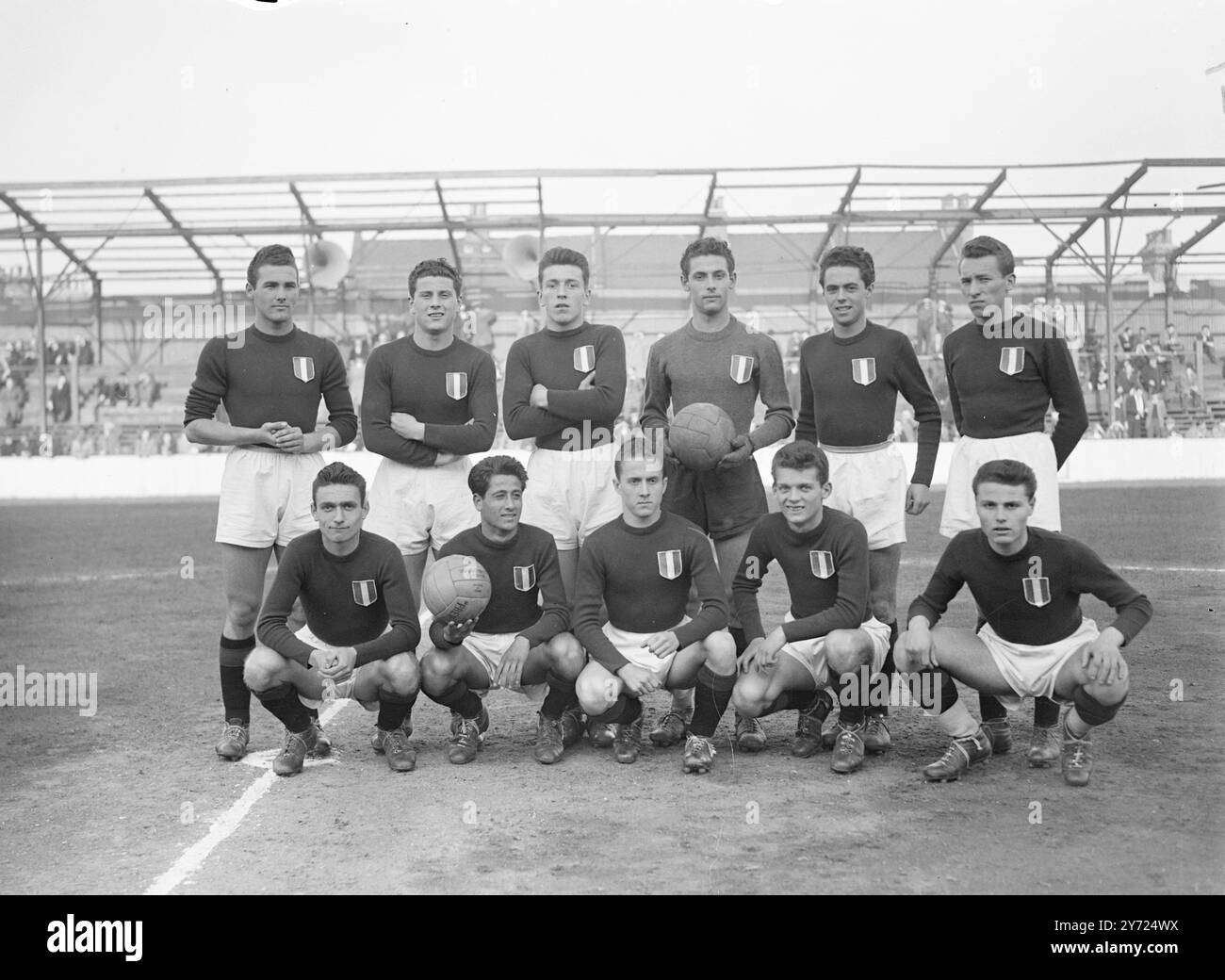 Équipes de Belgique, Italie, Autriche, Hollande, Irlande, L'Angleterre, le pays de Galles et l'Irlande du Nord participent au tournoi international de la jeunesse de trois jours, qui a débuté sur quatre terrains de clubs professionnels de Londres aujourd'hui (jeudi). Demain, les gagnants des jeux d'aujourd'hui seront jumelés avec les gagnants et les gagnants et les perdants avec les perdants. Quatre heures de football à White hart Lane (Tottenham hotspurs Ground) samedi verront la finale, le match entre le demi-finaliste perdant et le match entre les vainqueurs des matchs entre les perdants du premier tour. Ce soir à West Ham, l'Italie a été jumelée avec l'Autriche. Pic Banque D'Images