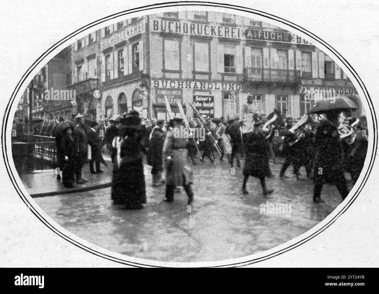 L'affaire Zabern ou l'affaire Saverne. Passage en musique : le 99ème infanterie allemande quitte Zabern avec un groupe jouant et les couleurs fourrées. Selon une déclaration allemande, le lieutenant von Forstner d'un régiment d'infanterie stationné à Zabern aurait dit à une recrue que s'il poignardait un ' Wacke ' ( expression locale courante pour un Alsacien ), il ne serait pas puni mais recevrait au contraire la moitié d'un souverain de Forstner , après cette déclaration, il y aurait eu des manifestations et des arrestations . 1913 Banque D'Images