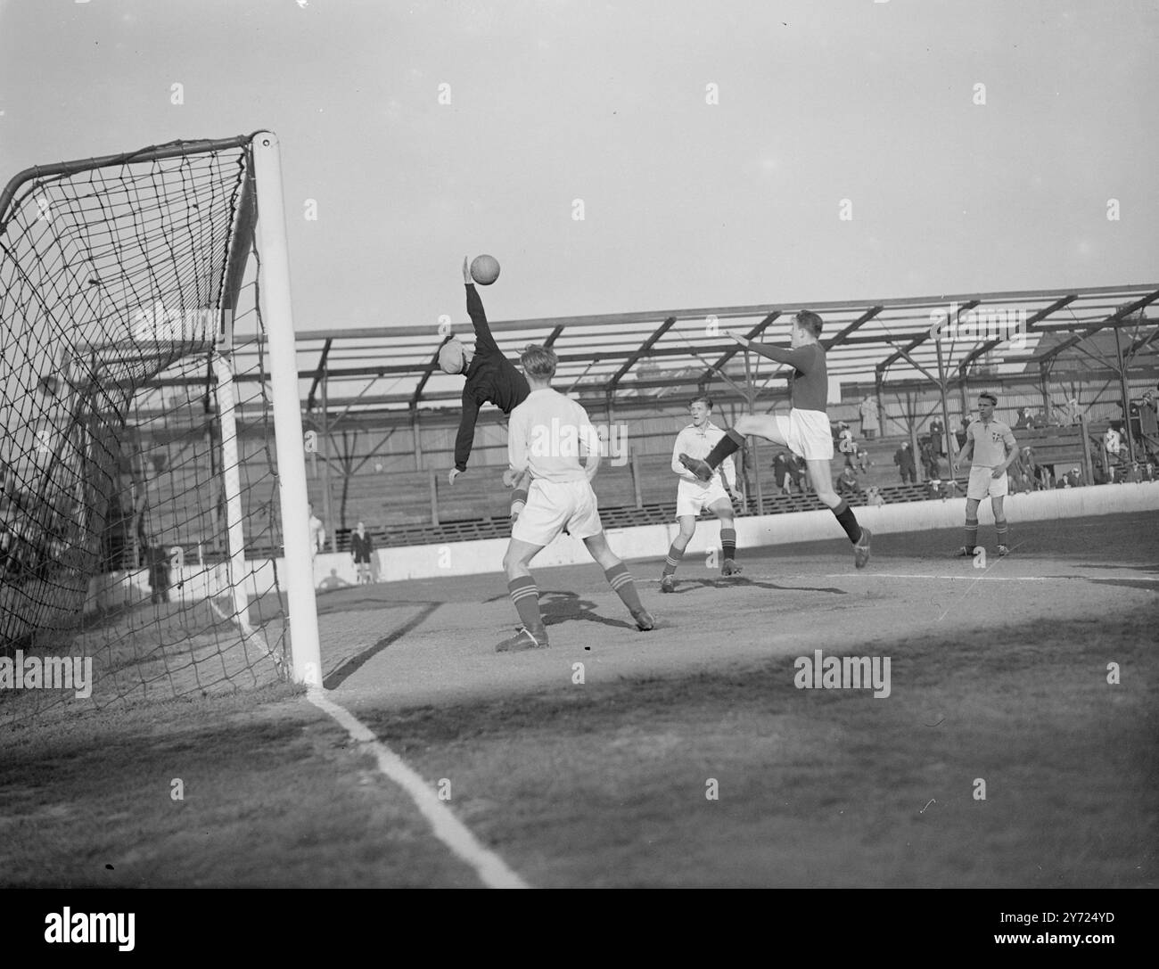 Équipes de Belgique, Italie, Autriche, Hollande, Irlande, L'Angleterre, le pays de Galles et l'Irlande du Nord participent au tournoi international de la jeunesse de trois jours, qui a débuté sur quatre terrains de clubs professionnels de Londres aujourd'hui (jeudi). Demain, les gagnants des jeux d'aujourd'hui seront jumelés avec les gagnants et les gagnants et les perdants avec les perdants. Quatre heures de football à White hart Lane (Tottenham hotspurs Ground) samedi verront la finale, le match entre le demi-finaliste perdant et le match entre les vainqueurs des matchs entre les perdants du premier tour. Ce soir à West Ham, l'Italie a été jumelée avec l'Autriche. Pic Banque D'Images