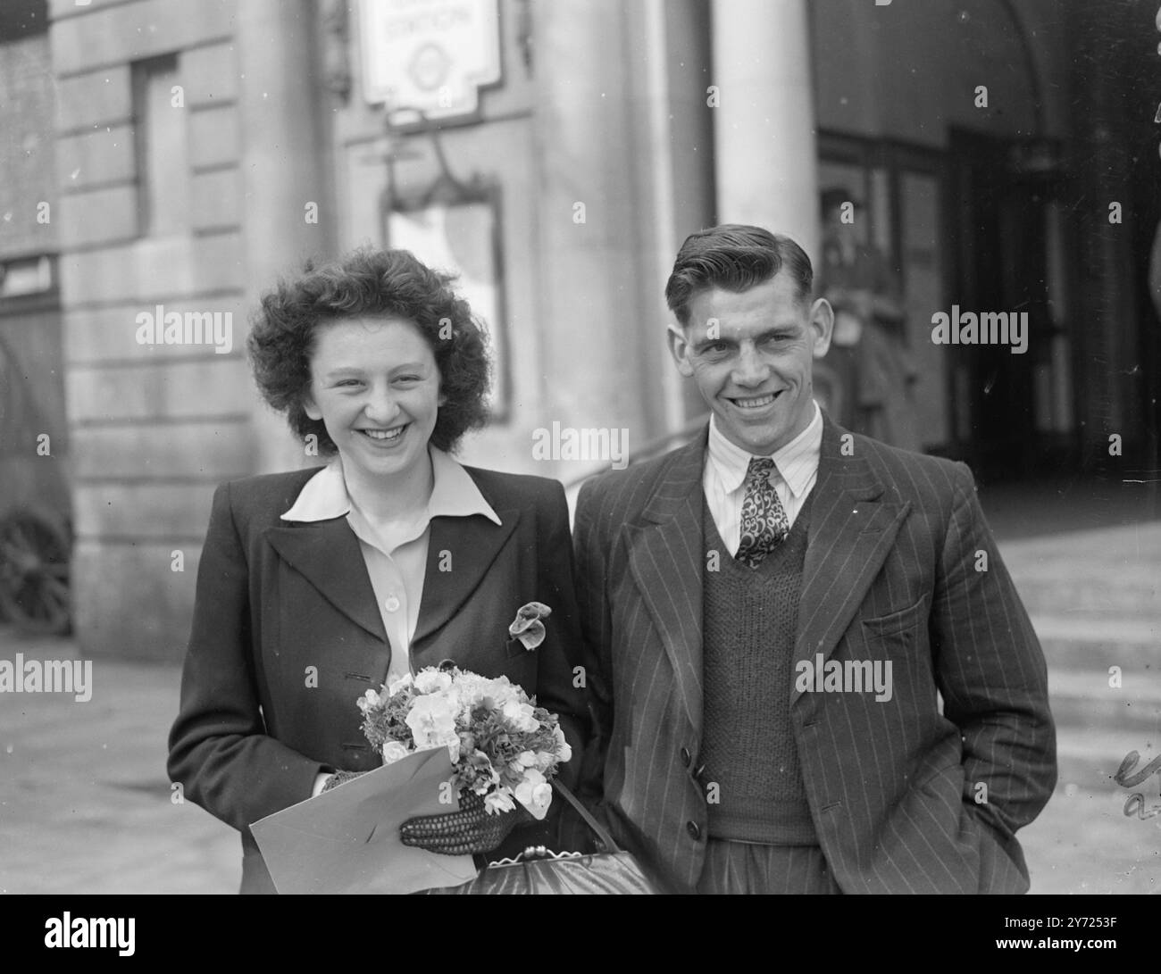Harold Wilson, président de la Chambre de commerce, a officiellement inauguré ce matin (mardi) l'exposition 'Britain in the Balance' racontant l'histoire d'Exonomic Survey, 1948, à la station de métro Charing Cross, Londres. Les vedettes de l'exposition sont Edwin Greenslade, de l'International Colliery, Blaen Garw, Glam., et Jean Mallinson, tisserand de coton de 18 ans de Fairleigh Mills, Luddenden Foot, près de Halifax. M. Greenslade est l'un des champions britanniques des mineurs et, récemment, avec son équipe de 16 personnes, il a mis en place un nouveau rechargement en creusant et en chargeant 512 tonnes de charbon en 5 jours. Mlle Mallinson, an ou Banque D'Images