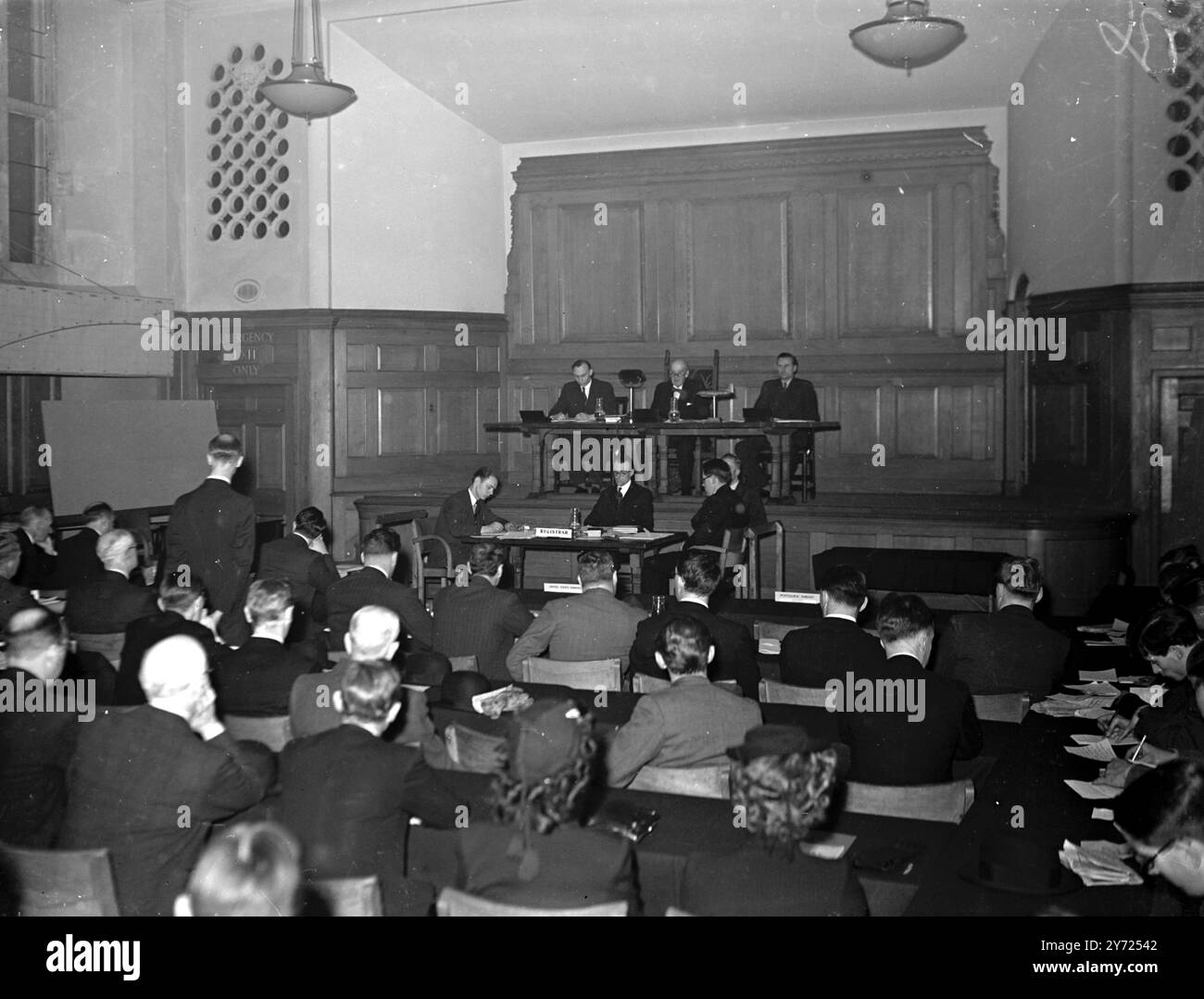 L'enquête officielle du ministère de l'Aviation civile sur la perte de l'avion Star Tiger a été ouverte en tant que tribunal public au Hoare Memorial Hall, Westminster S. W, aujourd'hui (lundi) montre des images : de gauche à droite:- Prof A. A Hall, MC. ; The RT. L'honorable Lord MacMillian, chargé de l'enquête ; et le Capitaine J.W.G. James, Chariman de la British Airline Pilots Association à l'ouverture de l'enquête, aujourd'hui (lundi). 12 avril 1948. Banque D'Images