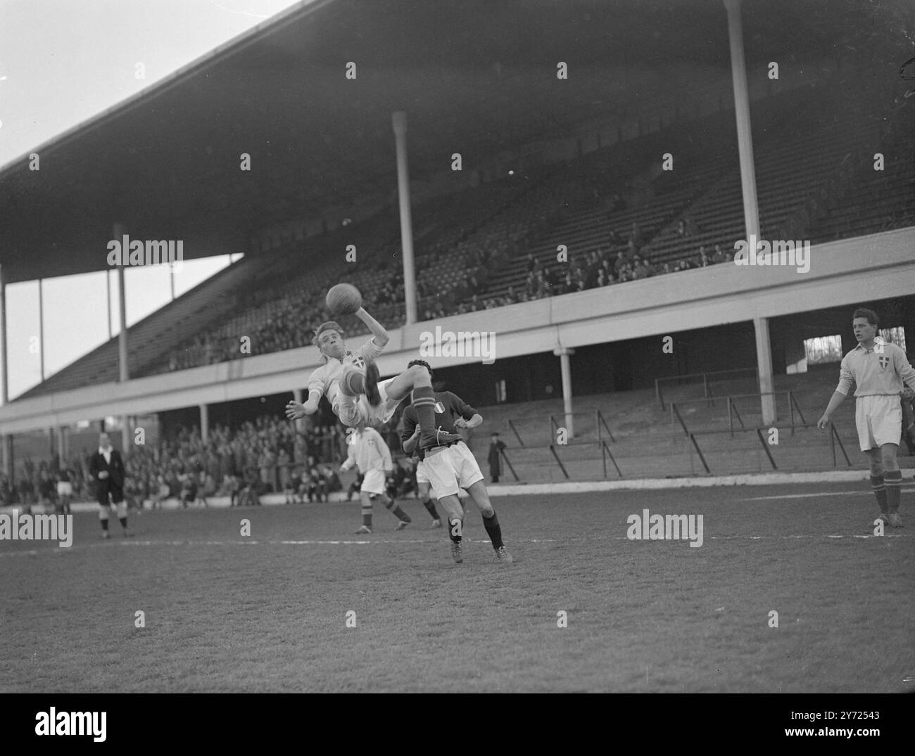 Équipes de Belgique, Italie, Autriche, Hollande, Irlande, L'Angleterre, le pays de Galles et l'Irlande du Nord participent au tournoi international de la jeunesse de trois jours, qui a débuté sur quatre terrains de clubs professionnels de Londres aujourd'hui (jeudi). Demain, les gagnants des jeux d'aujourd'hui seront jumelés avec les gagnants et les gagnants et les perdants avec les perdants. Quatre heures de football à White hart Lane (Tottenham hotspurs Ground) samedi verront la finale, le match entre le demi-finaliste perdant et le match entre les vainqueurs des matchs entre les perdants du premier tour. Ce soir à West Ham, l'Italie a été jumelée avec l'Autriche. Pic Banque D'Images