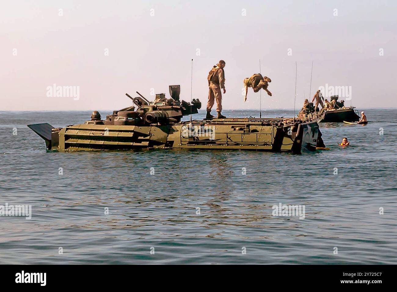 Un Marine américain avec le 3rd Assault Amphibian Battalion, saute d'un véhicule d'assaut amphibie (AAV) lors d'une qualification de surf annuelle au Camp Pendlet Banque D'Images