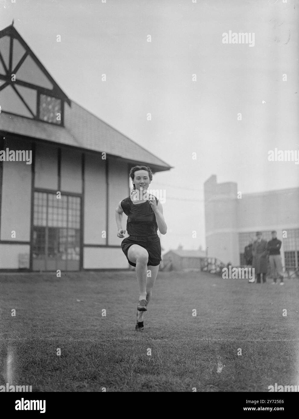 Plus de 200 athlètes, entraîneurs, officiels et observateurs participent à la première rencontre pré-olympique de l'histoire du sport britannique. Butlin's Holiday Camp à Clacton, Essex, est devenu un centre de deux jours pour des conférences, des démonstrations d'entraînements individuels et la projection de films sportifs. Quarante de nos athlètes ont été filmés au ralenti aujourd'hui. Demain, les films traités seront projetés afin que l'entraîneur Georffrey Dyson puisse signaler les défauts et faire l'éloge des bons points. Photos : Winifred Jordan 18 avril 1948. Banque D'Images