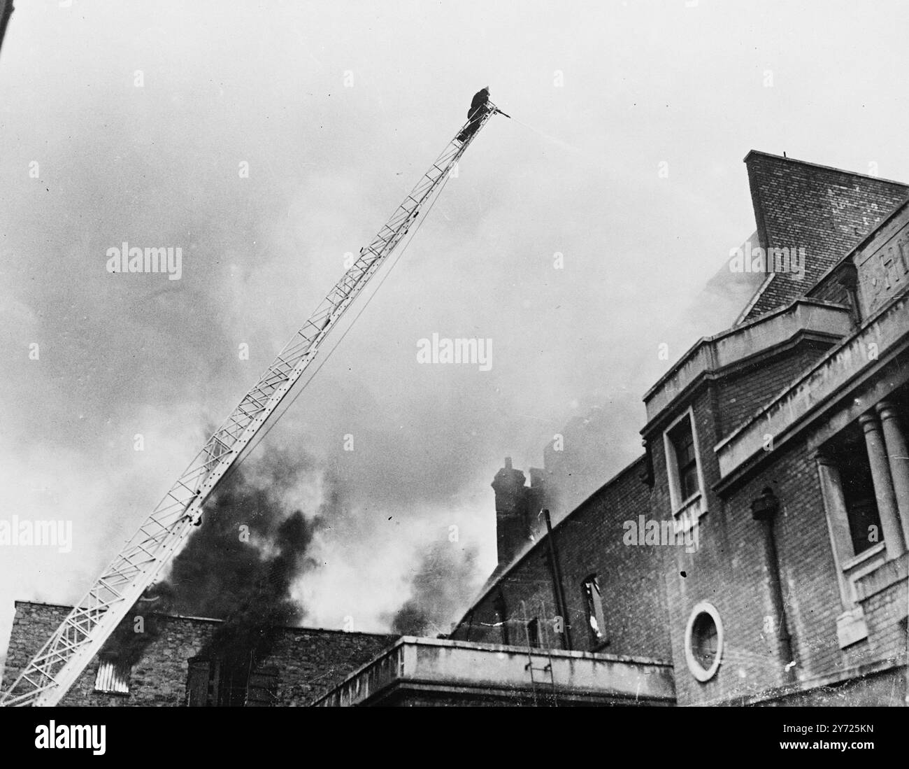 Bristol Hipodrome flambe. Tous les appareils de lutte contre l'incendie disponibles à Bristol, ainsi que de nombreux autres des districts environnants, ont été transportés à l'hippodrome de Bristol à l'heure du déjeuner aujourd'hui (lundi) alors que le feu balayait le bâtiment et les locaux adjacents. Un grand bâtiment de six étages derrière le théâtre, utilisé comme magasin pour le célèbre sherry au lait Harvey's Bristol, a également été allumé. Toute la fin de la scène du théâtre a été enveloppée de flammes, et les théâtres «accessoires» et les costumes ont été détruits. Si le feu avait éclaté une heure plus tard, le théâtre aurait été plein pour la représentation de Prince en matinée Banque D'Images