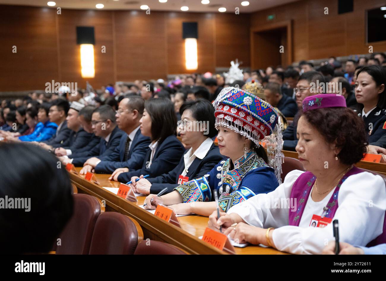 Pékin, Chine. 27 septembre 2024. Une grande réunion pour honorer les modèles pour l'unité ethnique et le progrès a lieu à Pékin, capitale de la Chine, le 27 septembre 2024. Crédit : XIe Huanchi/Xinhua/Alamy Live News Banque D'Images