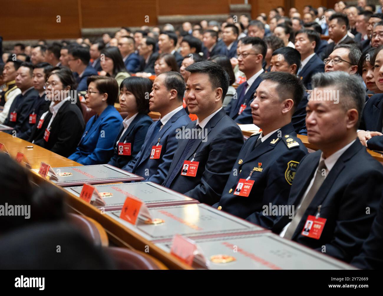 Pékin, Chine. 27 septembre 2024. Une grande réunion pour honorer les modèles pour l'unité ethnique et le progrès a lieu à Pékin, capitale de la Chine, le 27 septembre 2024. Crédit : XIe Huanchi/Xinhua/Alamy Live News Banque D'Images