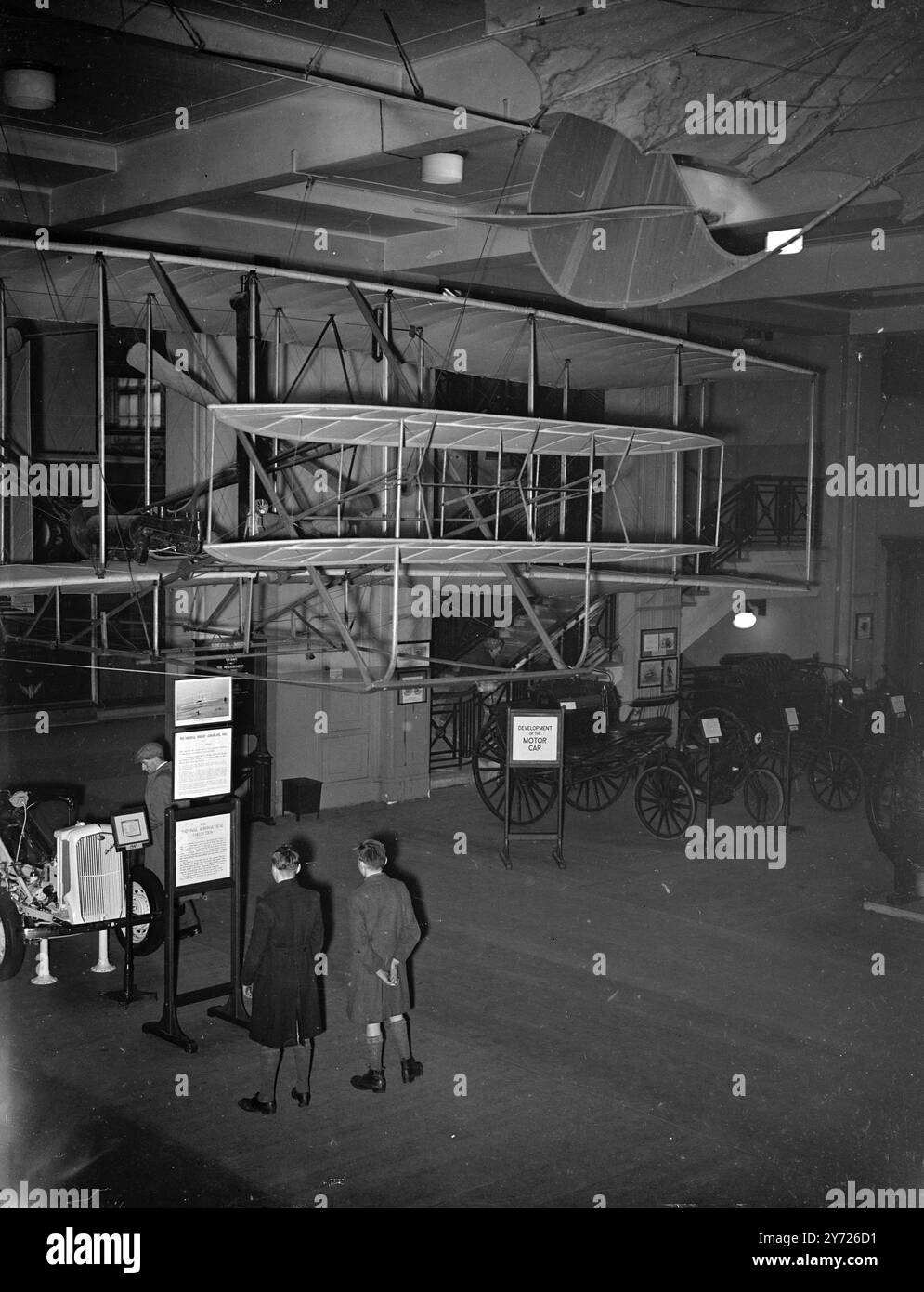 LE PREMIER AVION RESTE ICI. KITTY HAWK de feu Oreville Wright, la première machine plus lourde que l'air à voler, restera au musée des sciences de Kensington, selon les termes récemment annoncés de la volonté du pionnier. Les termes de la volonté et une controverse de 20 ans sur la propriété du premier avion au monde. Mais pour le différend entre Orville Wright et le Smithsonian Institute de Washington, l'avion serait resté dans l'IMAGE américaine MONTRE:- «héritage britannique». L'espace "KITTY HAWK" "vole" du toit du musée des sciences deux jours, (vendredi), comme aux jeunes du je Banque D'Images