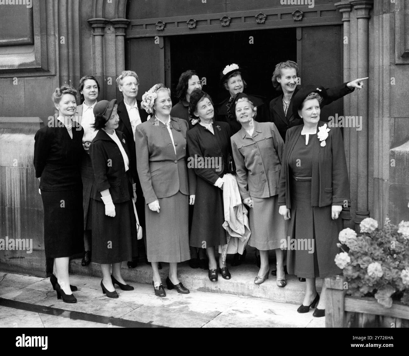 Des femmes conservatrices membres du Parlement divertissent les fonctionnaires du 5e Congrès international des femmes d'affaires . Vu ici les officiers du Congrès étant montrés au-dessus des chambres du Parlement par leurs invités - les six députés conservateurs. LtoR Mlle Pat Hornsby-Smith , députée de Chislehurst-Sidcup ; Mme Eveline Hill , députée de Manchester , Wythenshawe ; Mlle Bergliot lie , Norvège ; la RT Hon Florence Horsbrugh , députée de Manchester , côté Moss ; Mlle Sally Butler , américaine , Présidente internationale du Congrès ; Mlle Irene Ward , députée Tynemouth ; Mlle Hooper d'Australie ; Lady Davidson , MP H. Banque D'Images