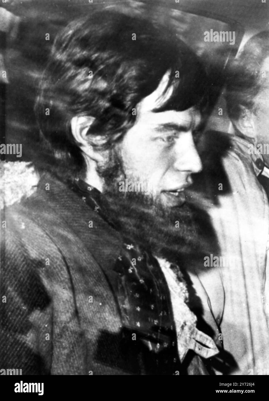 Le chef du groupe pop britannique , les Rolling Stones , habillé pour son rôle-titre dans le film , Ned Kelly , s'enfuit dans une voiture après avoir déjeuné au café de la police , quartier général de la police de Russel Street à Melbourne . Il était sur le chemin du retour sur le plateau du film. 11 juillet 1969 Banque D'Images