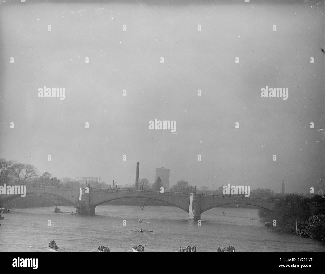 Des foules de vacances de Pâques ont aligné le parcours Putney to Mortlake aujourd'hui (samedi), pour assister au plus grand spectacle gratuit de Londres, la 94e course inter-universitaire de bateaux entre Oxford et Cambridge. 27 mars 1948 Banque D'Images