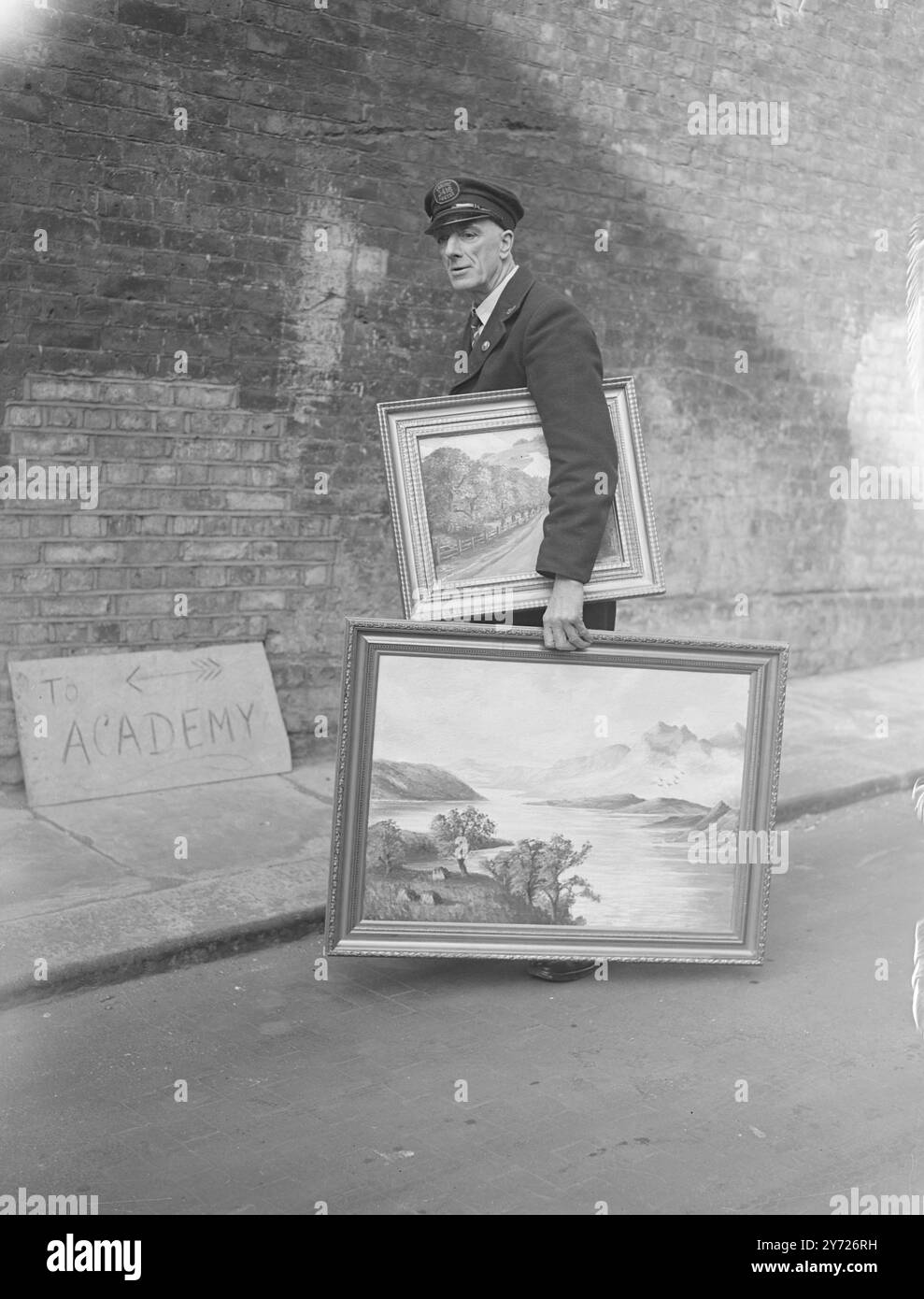 Chercheurs après la renommée artistique aujourd'hui, ont apporté leurs peintures à la Royal Academy de Londres pour la sélection pour accrocher en 1948. Aujourd'hui (samedi) est «envoi» jour pour les peintures à l'huile. Images montrent: "OH Mr porter" porter et peintre est Mr Tom Claxton de Hounslow qui apporte ses peintures Scottish Landscape et June à Whiteleaf pour soumission à la Royal Academy, aujourd'hui. 27 mars 1948 Banque D'Images