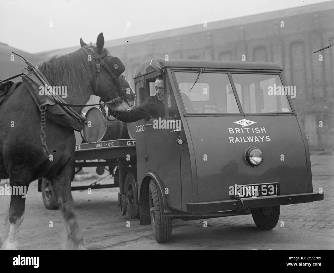 Nouveaux 'chevaux' pour les chemins de fer britanniques. Le premier du nouveau type de cheval mécanique de 30 cwts, qui est introduit dans les chemins de fer britanniques le transport routier court, a été démontré à la gare de Marylebone aujourd'hui, (jeudi). L'image montre:-'The Old Bay Mare' 'Ginger' qui a servi pendant 15 ans prend un regard condescendant sur le nouveau cheval mécanique Ford, avec le pilote Harry Atkinson à Marylebone Goods yard, aujourd'hui. 4 mars 1948 Banque D'Images
