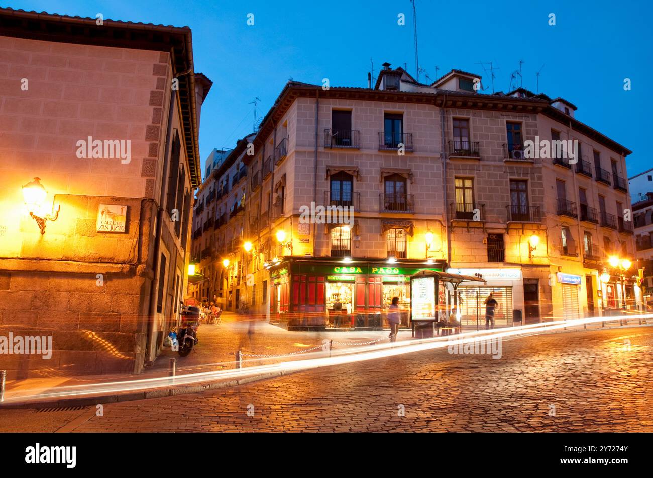 Puerta Cerrada square, vision de nuit. Madrid, Espagne. Banque D'Images