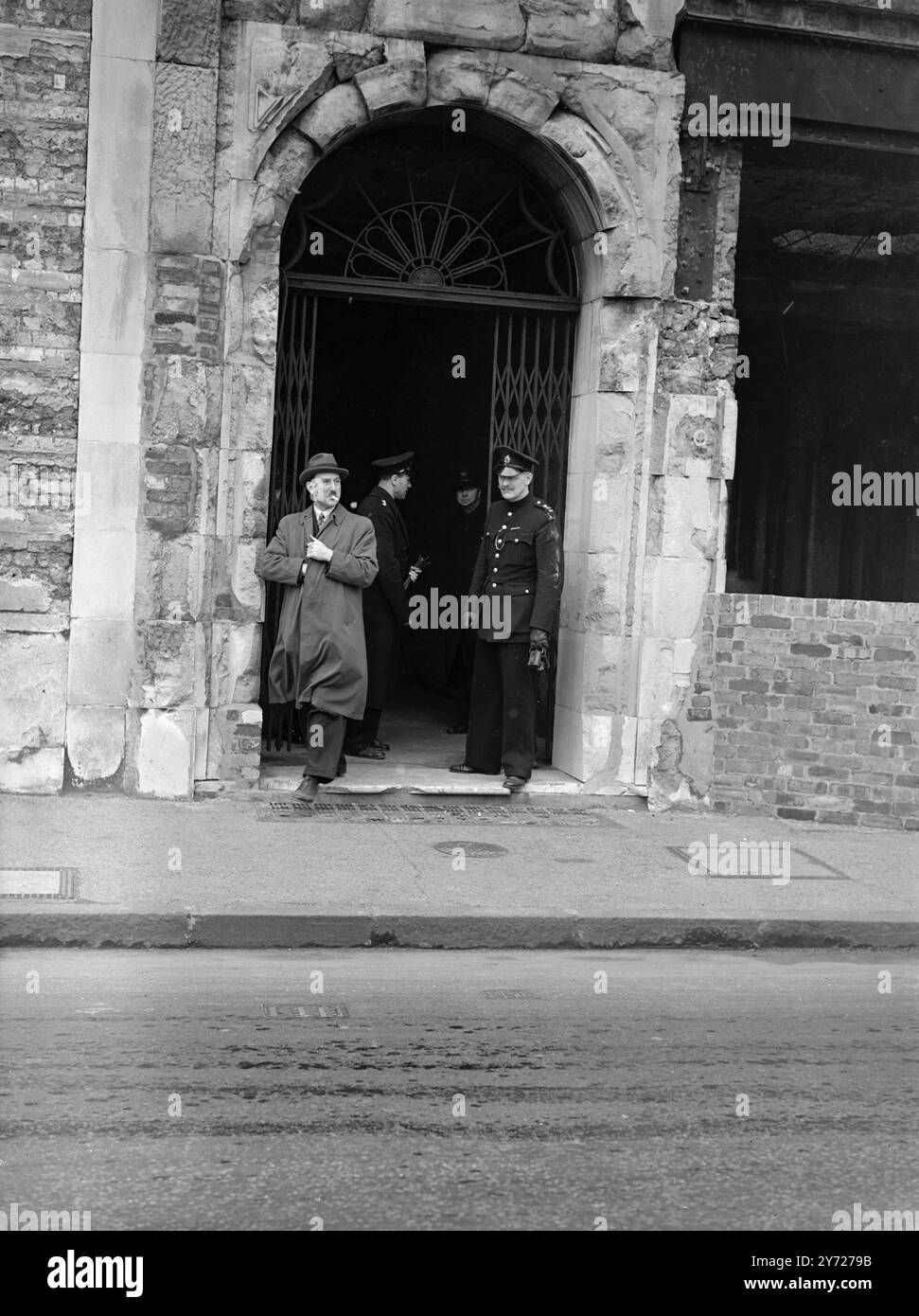 Fille disparue morte dans le bâtiment bombardé. Le corps d'Eileen Lockhart, âgée de 5 ans, qui a été manquée de chez elle à Wellington Way, a été retrouvé dimanche à midi dans un bâtiment endommagé par une bombe dans Chiswell Street, Finsbury, à 3 miles de chez elle, ce matin (mercredi). La police croit qu'elle a été assassinée et qu'elle est morte depuis environ 2 jours. 11 février 1948 Banque D'Images