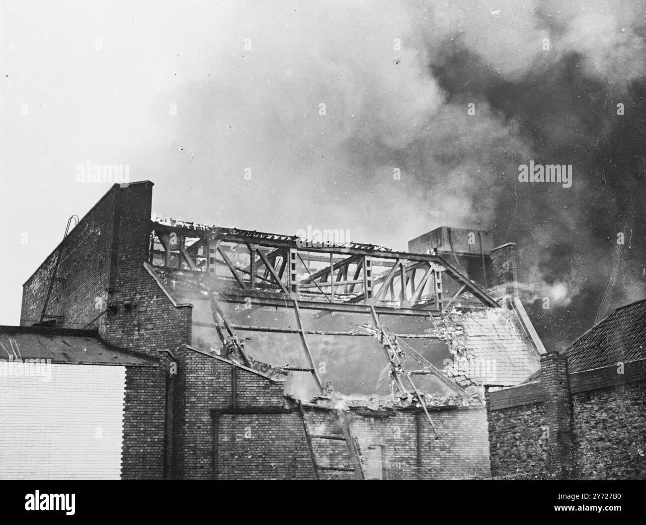 Bristol Hipodrome flambe. Tous les appareils de lutte contre l'incendie disponibles à Bristol, ainsi que de nombreux autres des districts environnants, ont été transportés à l'hippodrome de Bristol à l'heure du déjeuner aujourd'hui (lundi) alors que le feu balayait le bâtiment et les locaux adjacents. Un grand bâtiment de six étages derrière le théâtre, utilisé comme magasin pour le célèbre sherry au lait Harvey's Bristol, a également été allumé. Toute la fin de la scène du théâtre a été enveloppée de flammes, et les théâtres «accessoires» et les costumes ont été détruits. Si le feu avait éclaté une heure plus tard, le théâtre aurait été plein pour la représentation de Prince en matinée Banque D'Images