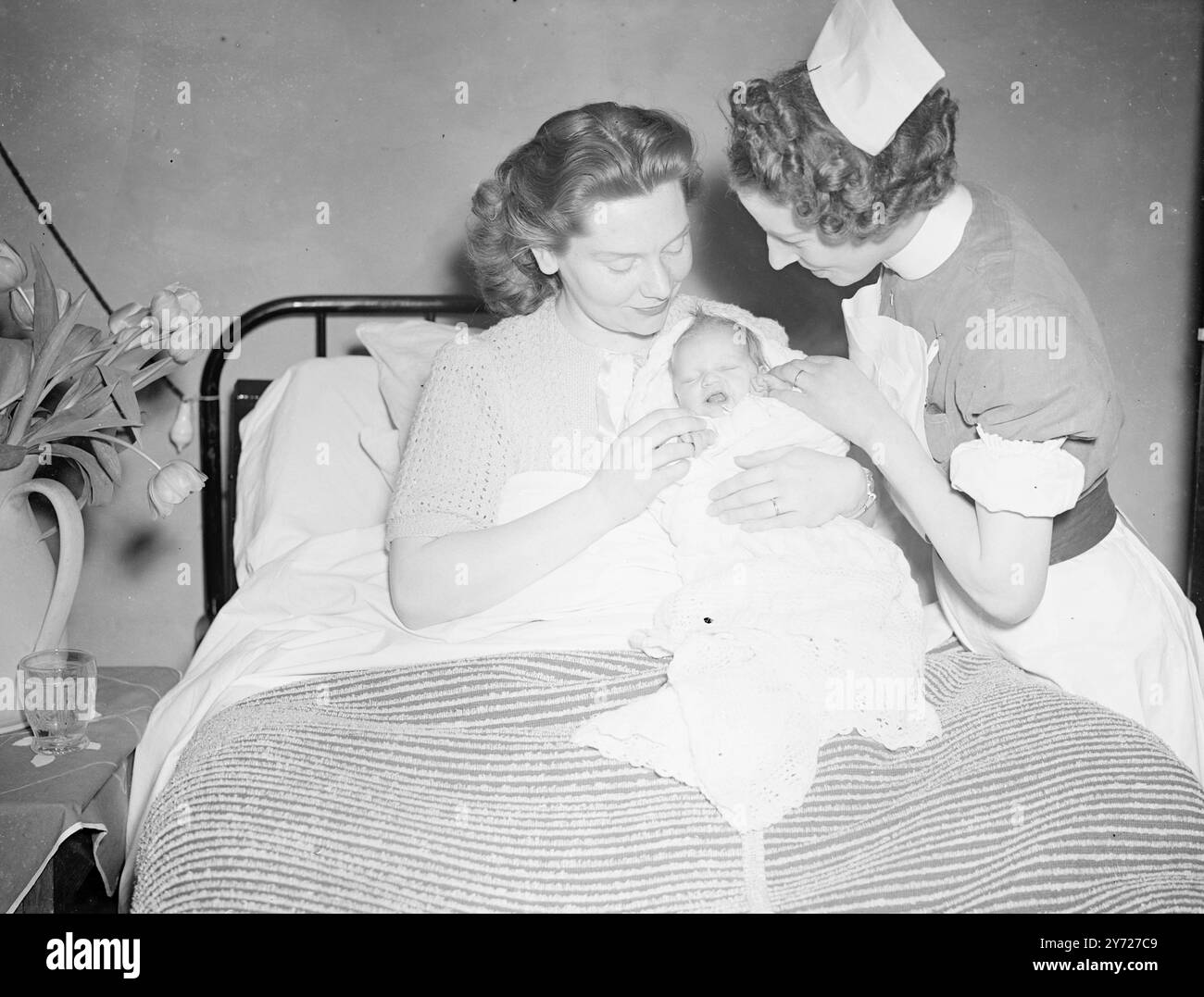 Hypnose naissance fait l'histoire médicale. Histoire médicale britannique a été faite à Dulwich, S.E. maison de retraite pendant le week-end quand un 6Ib 14oz. Baby Girlk est née de Mme Joyce carter de Sutton, Surrey, alors qu'elle était profondément dans un sommeil hypnotique. Induit par un jeune médecin canadien, qui exerce à Brixton, le traitement du sommeil a été sa première tentative d'utiliser ses pouvoirs hypnotiques dans un cas de maternité. Il a récemment donné un traitement hypnotique au boxeur Eric Boon. Mme carter, 25 ans, a déclaré après l'arrivée du bébé Linda : «C'était merveilleux, je n'ai ressenti aucune douleur du tout». 2 mars 1948 Banque D'Images