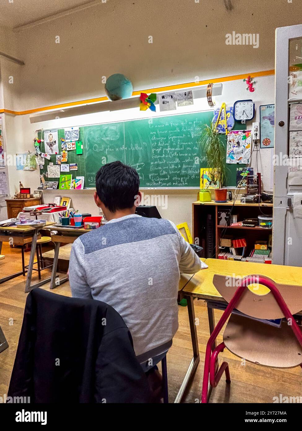 Paris, France, Etudiant homme assis de derrière à l'intérieur du cours de langue française, salle de classe de l'école Banque D'Images