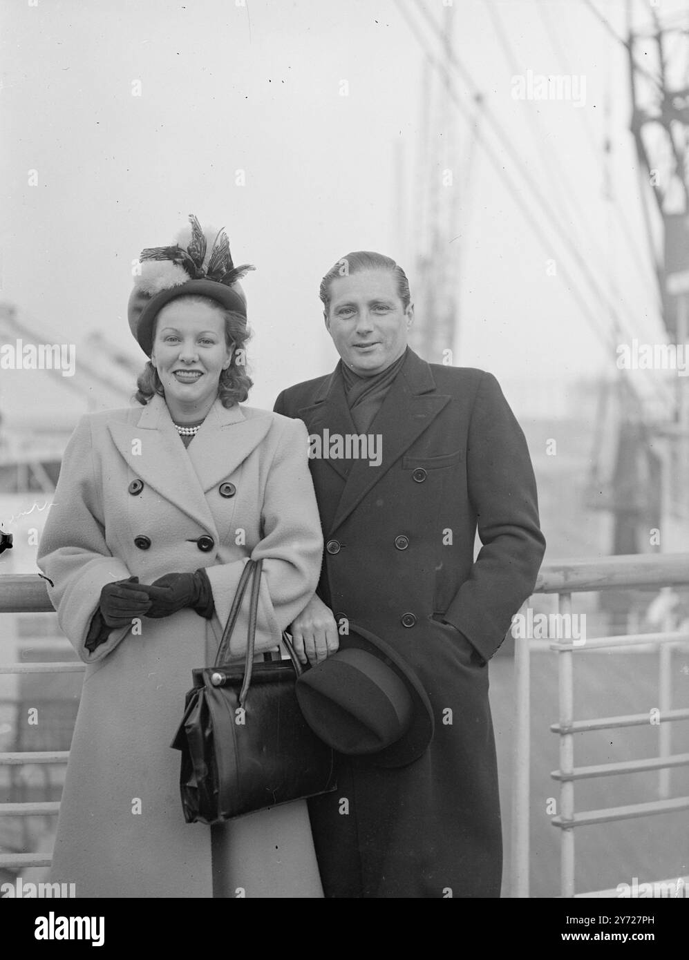 Retour à l'austérité. Le paquebot de luxe Andes de la Royal mail de 26 000 tonnes accostait à Southampton après sa première croisière en Amérique du Sud. Alors que dans l'Argentine le navire a été visité par Madame Peron Wide du Président. Photos : le comte et la comtesse Poullet photographiés à l'arrivée à Southampton dans les Andes aujourd'hui (samedi). 28 février 1948 Banque D'Images