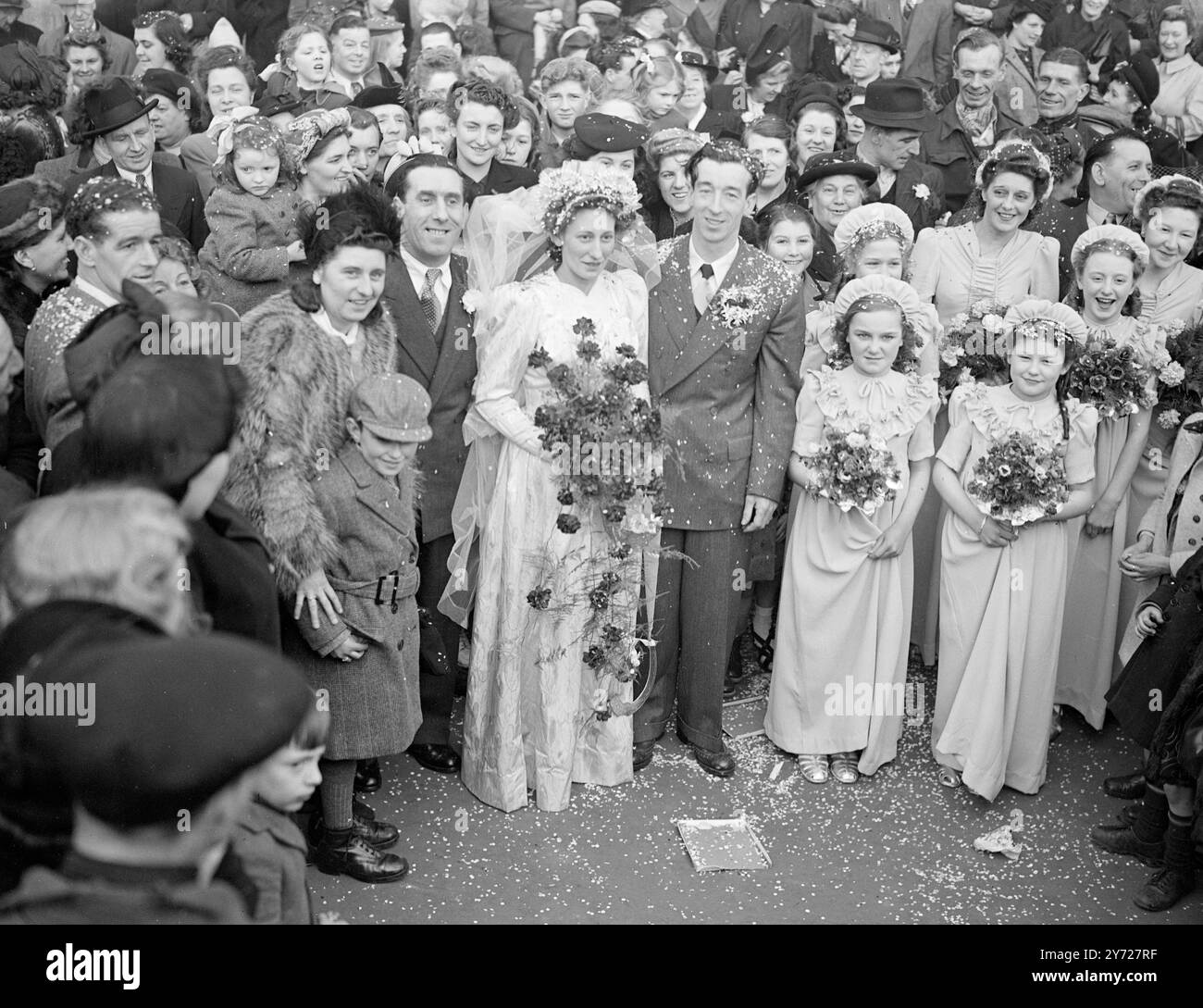 Les gens du parc d'expositions « Marry-Go-Round » de toute l'Angleterre se sont réunis à l'église St James de Bermondsey aujourd'hui (lundi) pour le mariage d'Emily Rawlins, 28 ans, qui gère une allée de quilles, et de George Lorenzo Crick, 29 ans, qui exploite une roue qui tourne. Le couple vivra dans une nouvelle caravane de trois pièces. 1er mars 1948 Banque D'Images Les gens du parc d'expositions « Marry-Go-Round » de toute l'Angleterre se sont réunis à l'église St James de Bermondsey aujourd'hui (lundi) pour le mariage d'Emily Rawlins, 28 ans, qui gère une allée de quilles, et de George Lorenzo Crick, 29 ans, qui exploite une roue qui tourne. Le couple vivra dans une nouvelle caravane de trois pièces. 1er mars 1948 Banque D'Images
