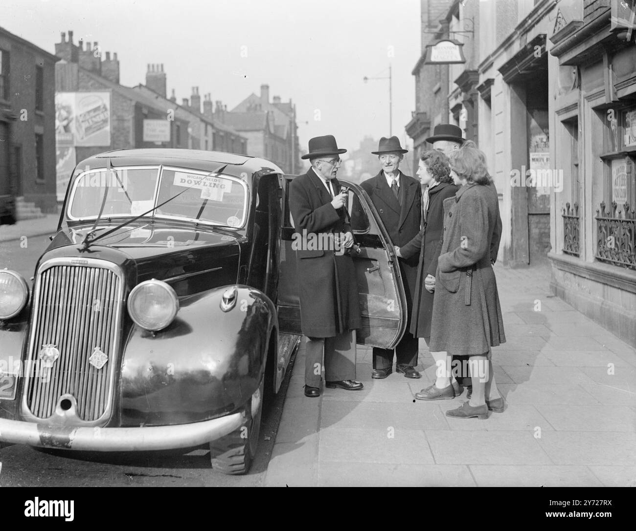 « La bataille de Wigan » avec 4 candidats aux prochaines élections législatives partielles, la ville minière de Wigan dans le Lancashire est tombée sous le feu des projecteurs. Le scrutin a lieu le 4 mars et les candidats sont M. R. W. Williams, (LAB) ; M. H. Dowling, (Cons) ; M. T. Rowlandson, (communiste) ; et M. O. L. Roberts, (cavalier du roi). L'image montre:-le conseiller Harold Dowling, (contre) discute avec des employés de bureau lors d'une visite de la circonscription de Wigan. 2 mars 1948 Banque D'Images