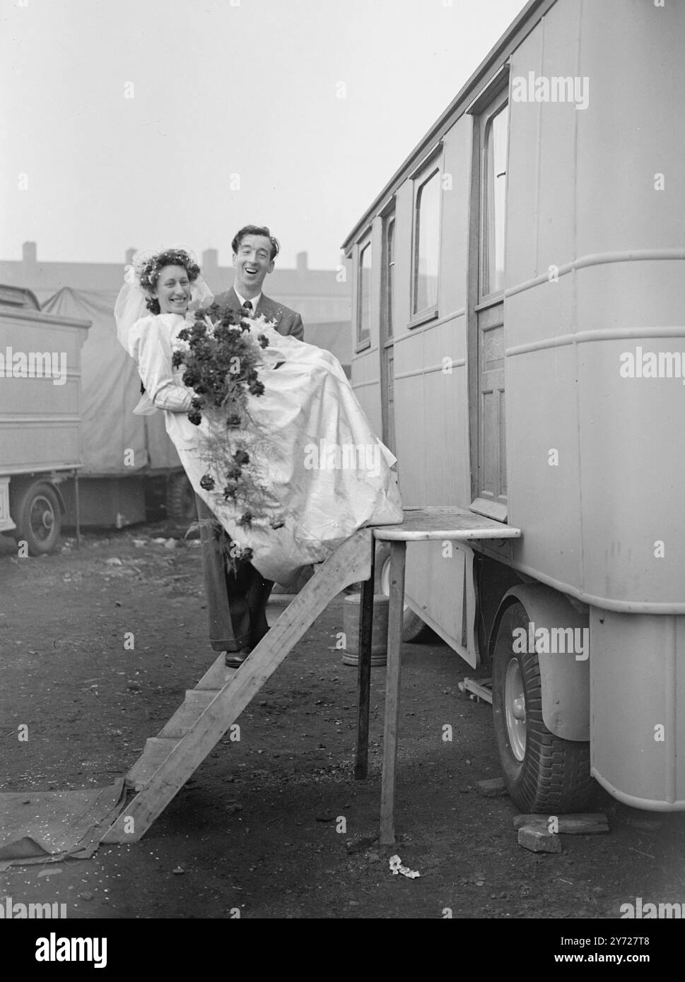 Les gens du parc d'expositions « Marry-Go-Round » de toute l'Angleterre se sont réunis à l'église St James de Bermondsey aujourd'hui (lundi) pour le mariage d'Emily Rawlins, 28 ans, qui gère une allée de quilles, et de George Lorenzo Crick, 29 ans, qui exploite une roue qui tourne. Le couple vivra dans une nouvelle caravane de trois pièces. 1er mars 1948 Banque D'Images Les gens du parc d'expositions « Marry-Go-Round » de toute l'Angleterre se sont réunis à l'église St James de Bermondsey aujourd'hui (lundi) pour le mariage d'Emily Rawlins, 28 ans, qui gère une allée de quilles, et de George Lorenzo Crick, 29 ans, qui exploite une roue qui tourne. Le couple vivra dans une nouvelle caravane de trois pièces. 1er mars 1948 Banque D'Images