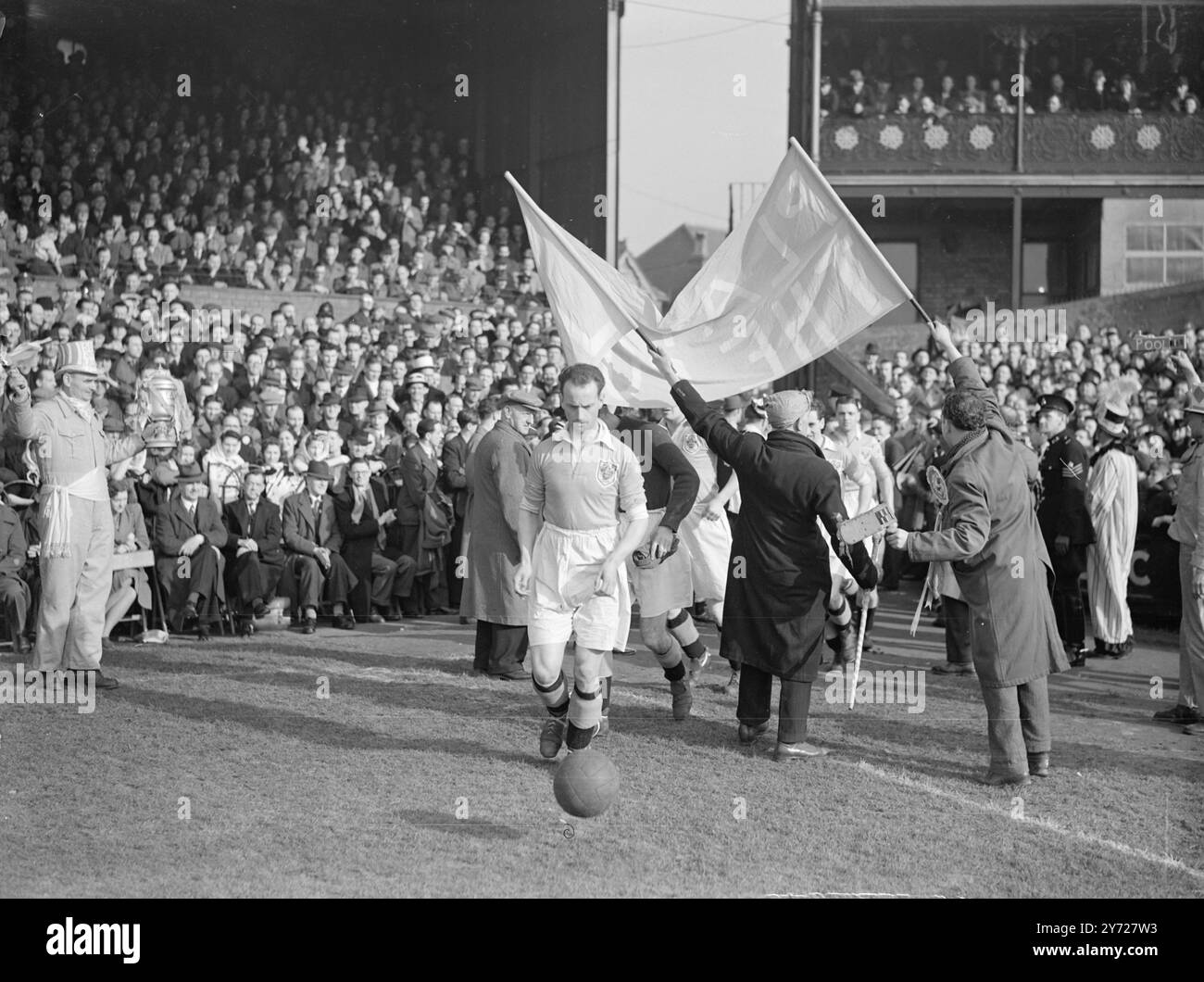 Sixième tour Cup-Tie Blackpool bat Fulham. - - - - Une foule de 40 000 fans a vu Fulham se battre avec 10 hommes descendre deux Nil à un Blackpool confiant à Craven Cottage aujourd'hui, (samedi) dans le sixième tour de la F. Une tasse. - - Spectacles de photos : «fruits de la victoire» les supporters de Blackpool portent des bannières sur le terrain alors qu'ils «mob» leur équipe victorieuse à Craven Cottage aujourd'hui. - - - - 28 février 1948 Banque D'Images