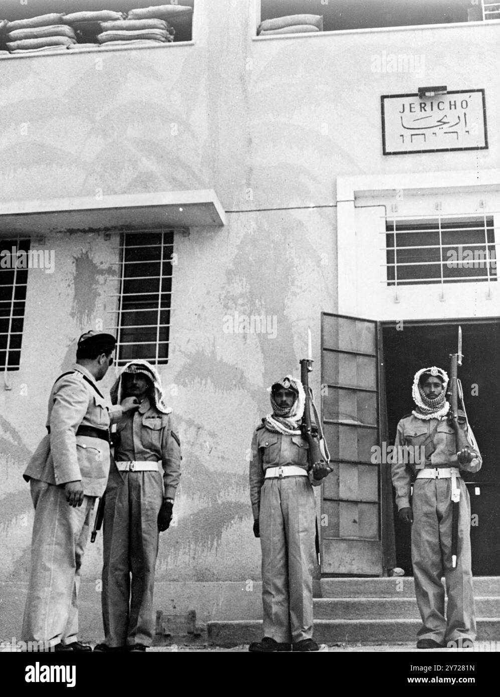 Les Arabes gardent la gare ferroviaire de Jéricho lors de la réunion mémorable d'Amman, lorsque le roi Abdallah de Transjordanie s'est entretenu avec les dirigeants de tous les pays arabes et ' déclaré la guerre au sionisme ', il a confirmé que les unités de l'armée transjordanienne avaient occupé Jéricho en tant que garde avancée des forces qui occuperont la Palestine . Cependant, la nouvelle d'aujourd'hui du cessez-le-feu de Jérusalem apporte une lueur d'espoir qu'une trêve peut encore être obtenue . Cette photo a été prise alors que les troupes de la Légion arabe gardaient récemment la gare de Jéricho. 8 mai 1948 Banque D'Images