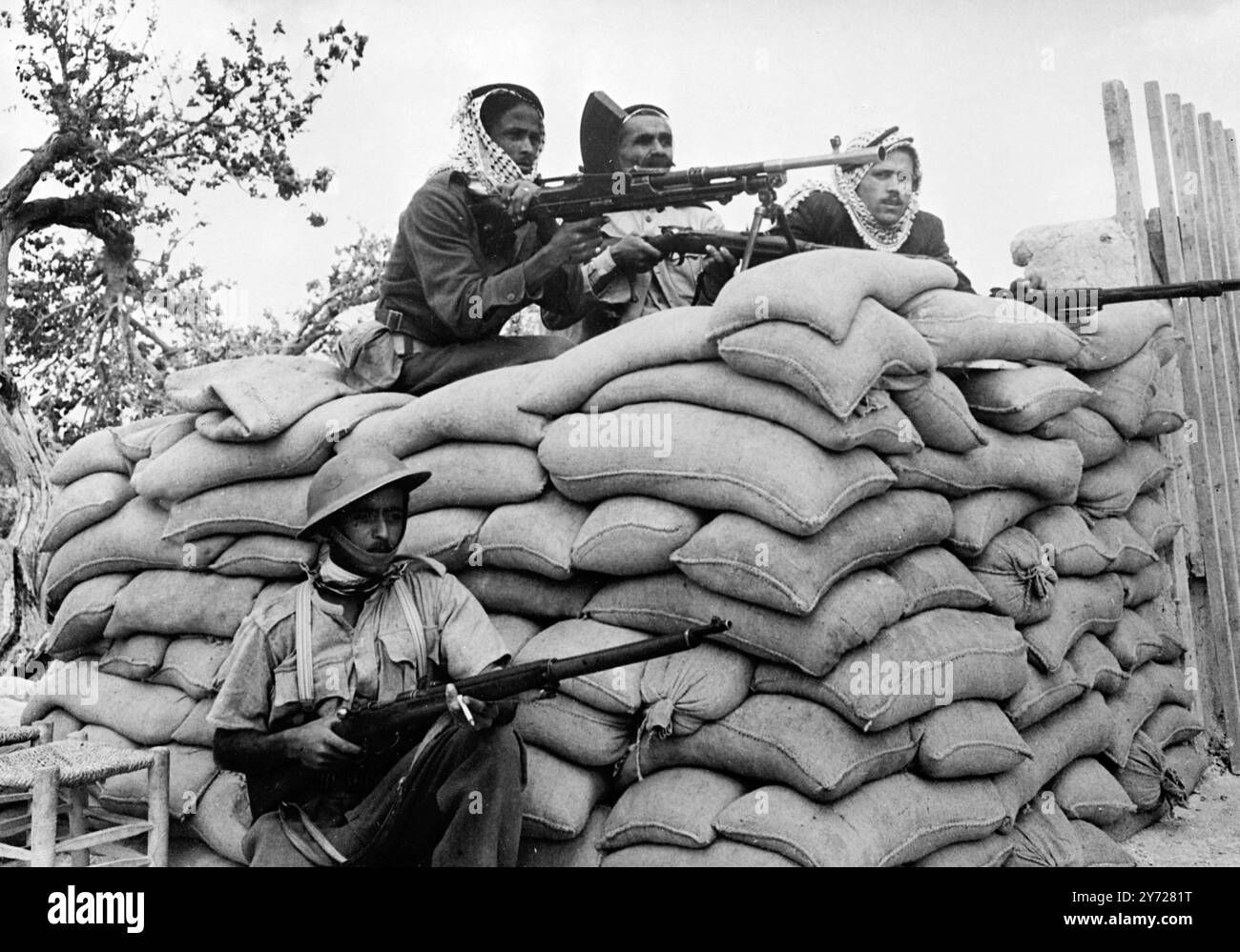 La Légion arabe en service de police en palestine . Lors de la récente conférence d'Amman, les dirigeants arabes ont déclaré la guerre au sionisme et déclaré que les forces arabes occuperaient la Palestine, mais la nouvelle du ' cessez-le-feu ' de Jérusalem laisse entrevoir l'espoir qu'une trêve pourrait encore être obtenue. Photos : troupes de la Légion arabe qui font des devoirs de police ' quelque part en Palestine ' 8 mai 1948 Banque D'Images